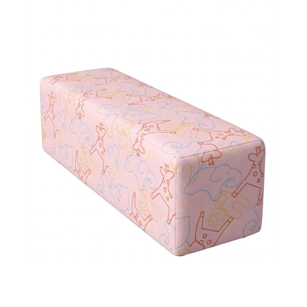 ピンクのスツール、幅は95cm 医療機関や教育施設、商業施設のキッズルーム、プレイルームで子供向けの安心するイラストデザイン