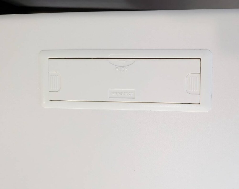 配線ダクト付き天板で電源コードや情報コードを整理できるオフィスデスク