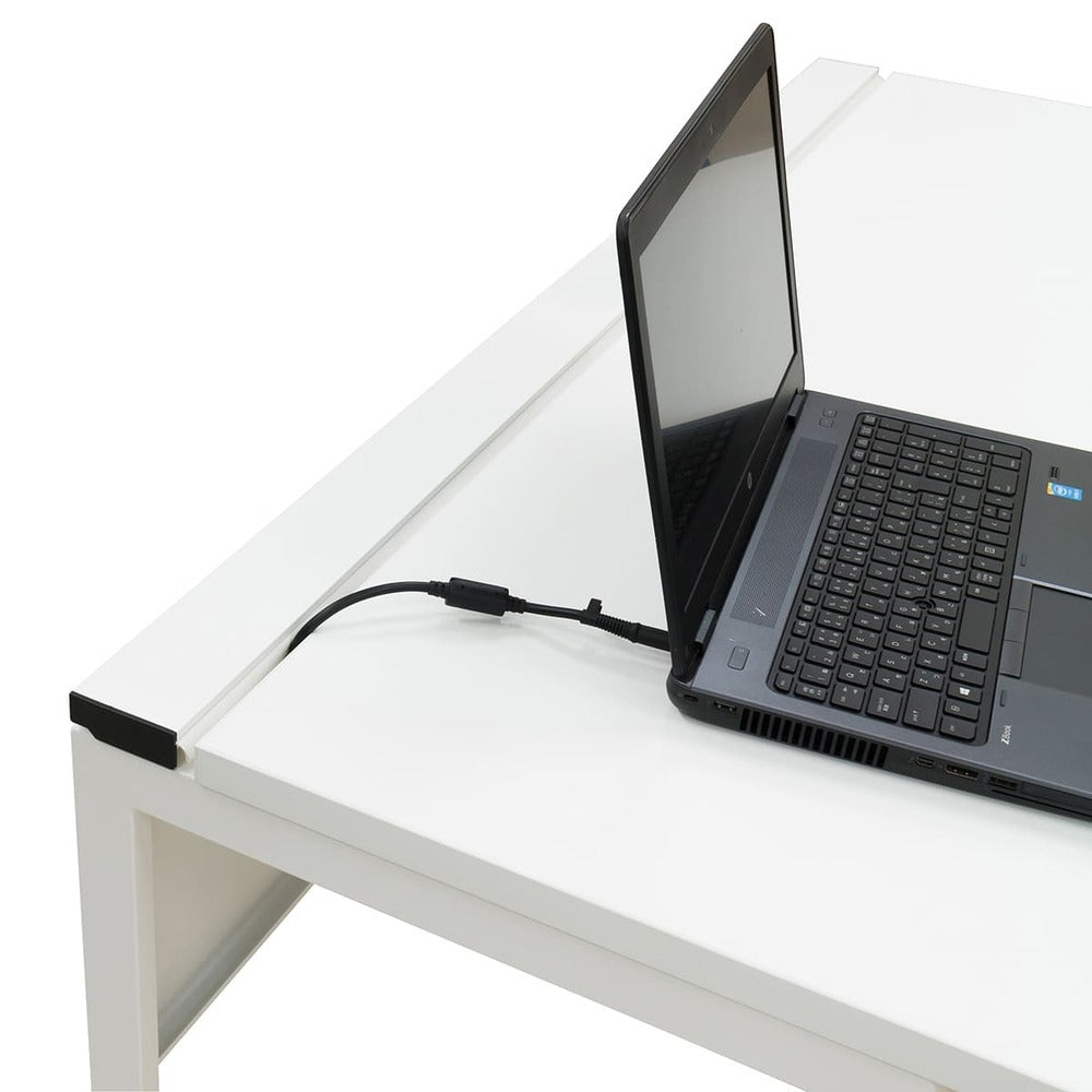 フラップ式配線カバーで机上をすっきり保てるデスク