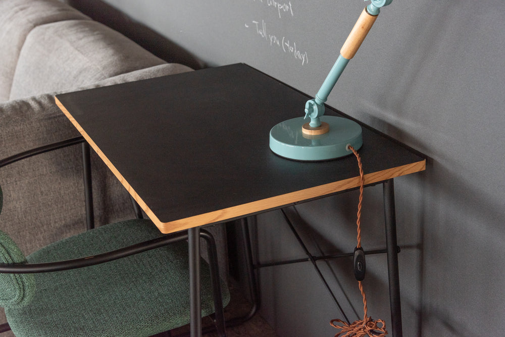 壁付け ブラック 木目のエッジ