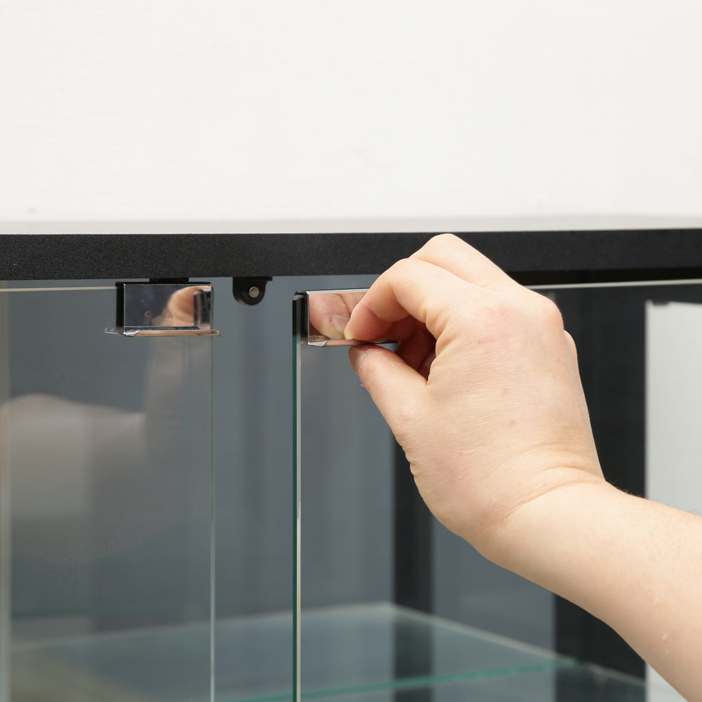 マグネット式の扉 手軽に開閉 透明なガラス