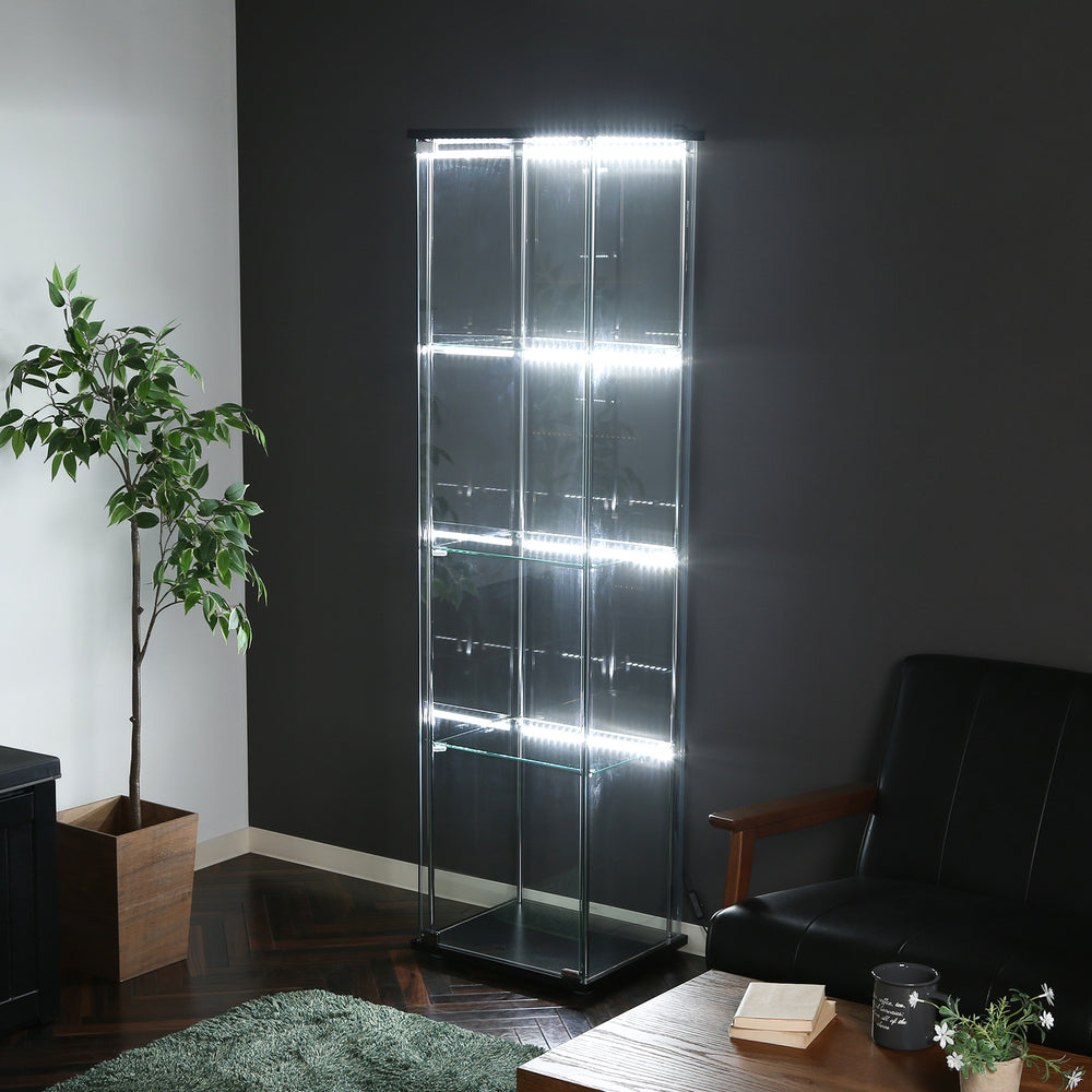 リビング 点灯時 ガラスコレクションケース