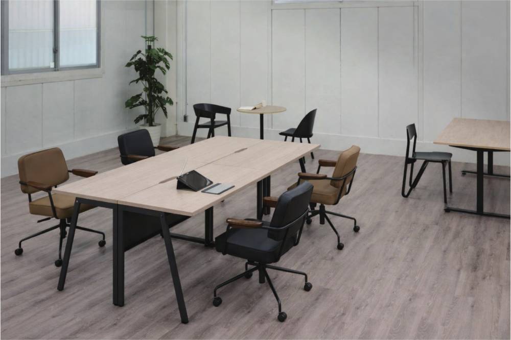 天板中央の切り欠き構造により電源ケーブルをまとめて通せる設計