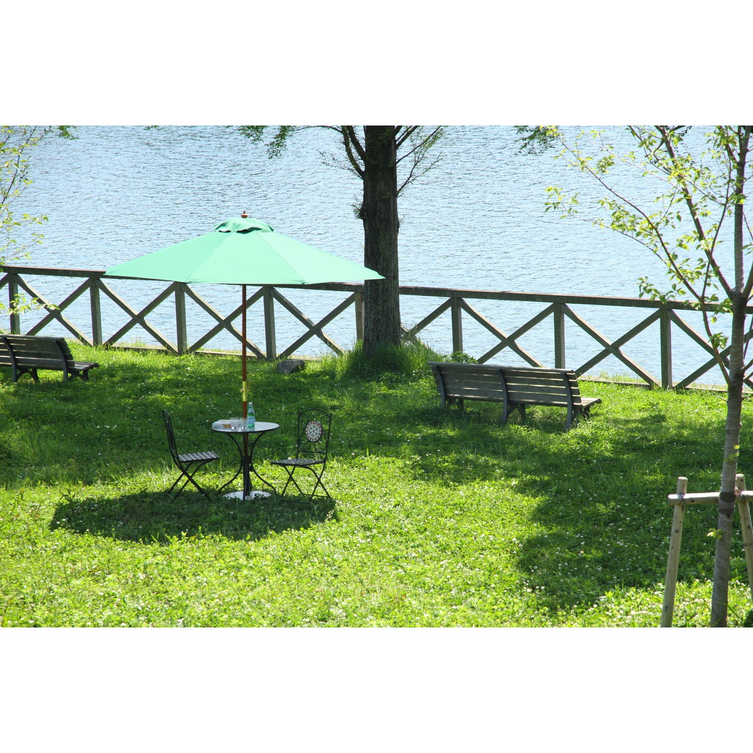 木製の支柱が温かみを演出する屋外パラソル