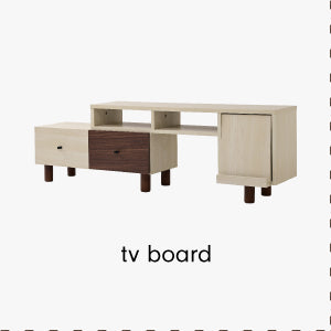 リビング小物をすっきり収納できる実用的なテレビボード