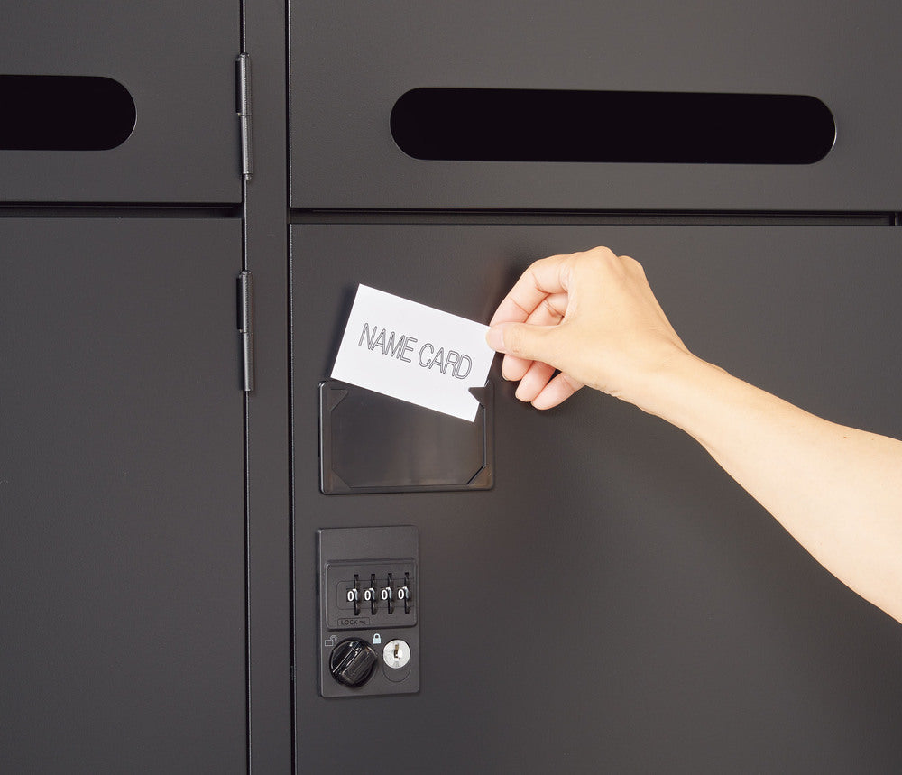 ネームカード差し替えができる名札ホルダー付きロッカー