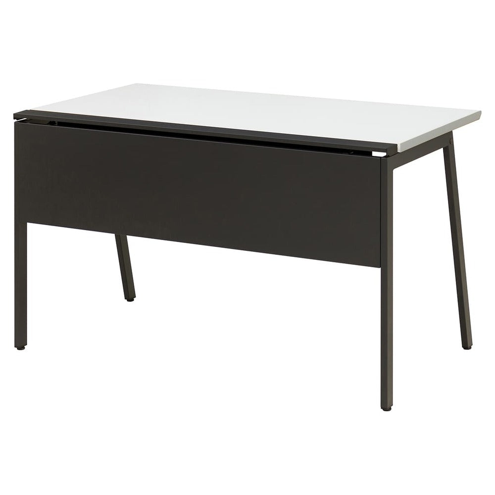 シンプルで実用的な配線カバー付きデスク