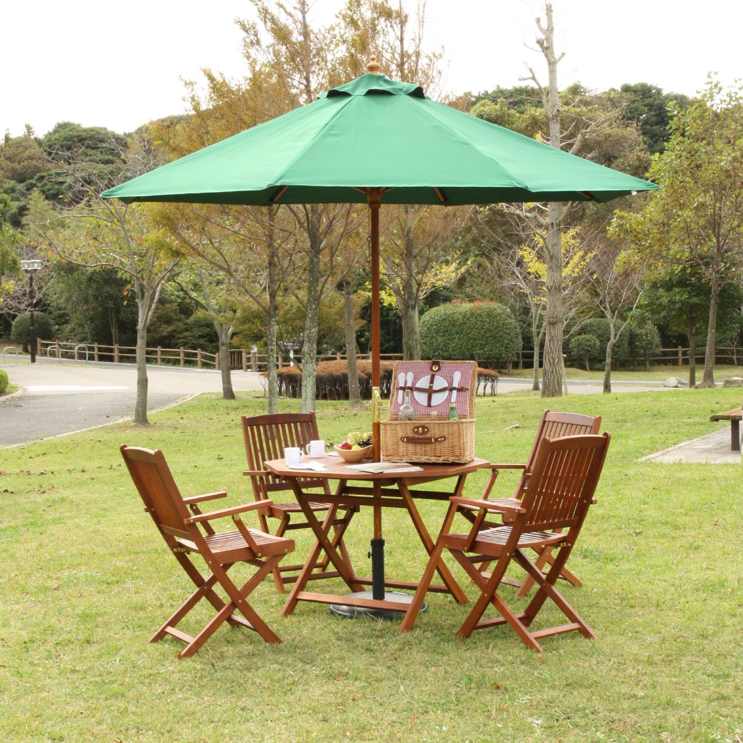 強い日差しをしっかり防ぐ大型パラソル