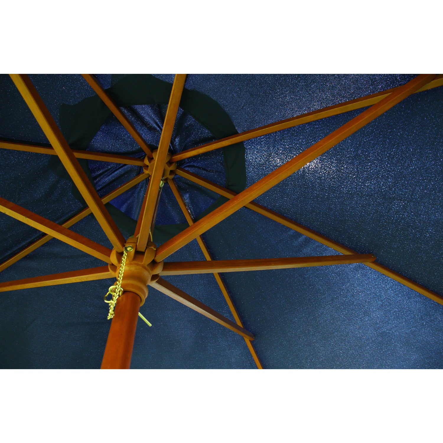 屋外空間を快適に整えるシンプルなパラソル