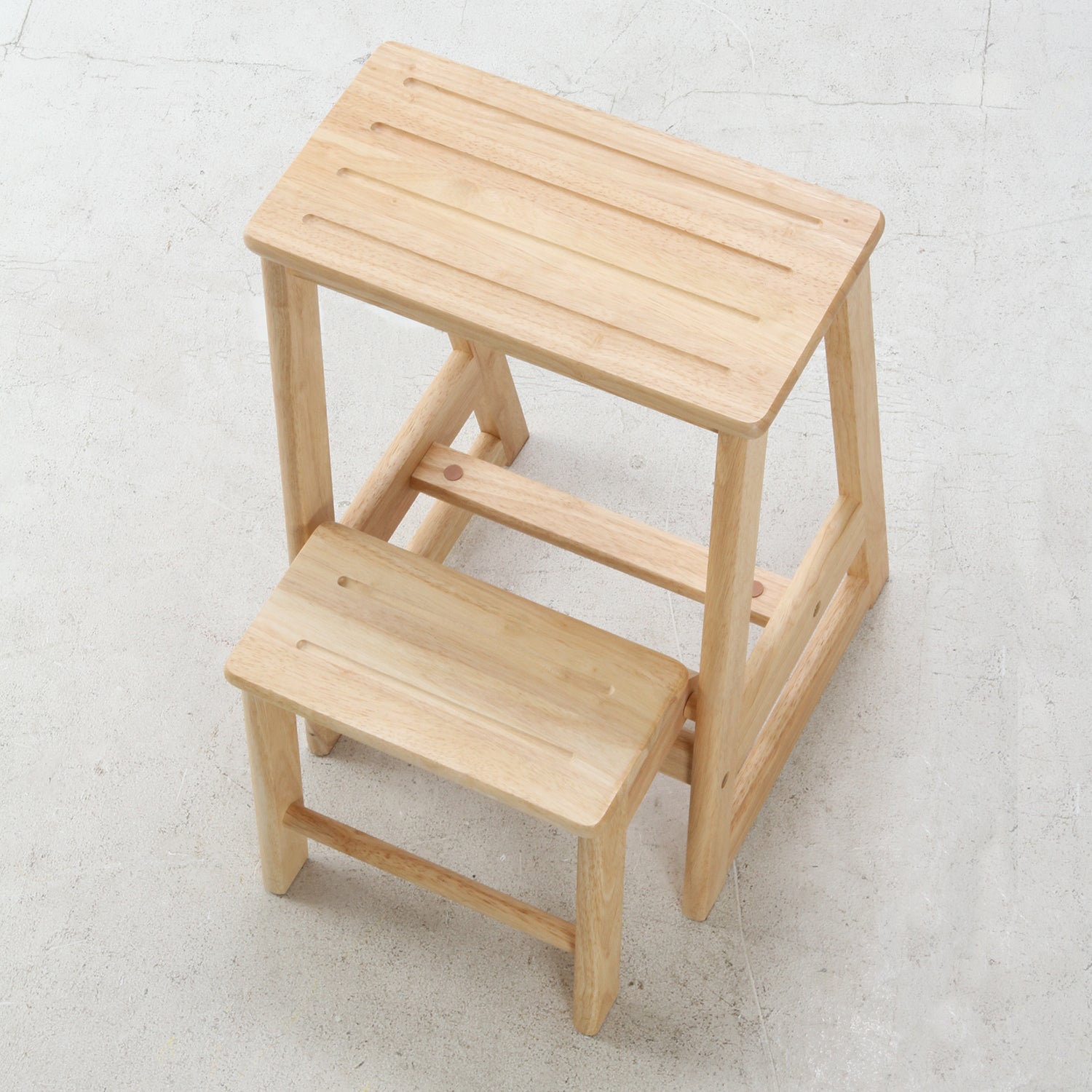 高い場所での作業に便利な木製踏み台