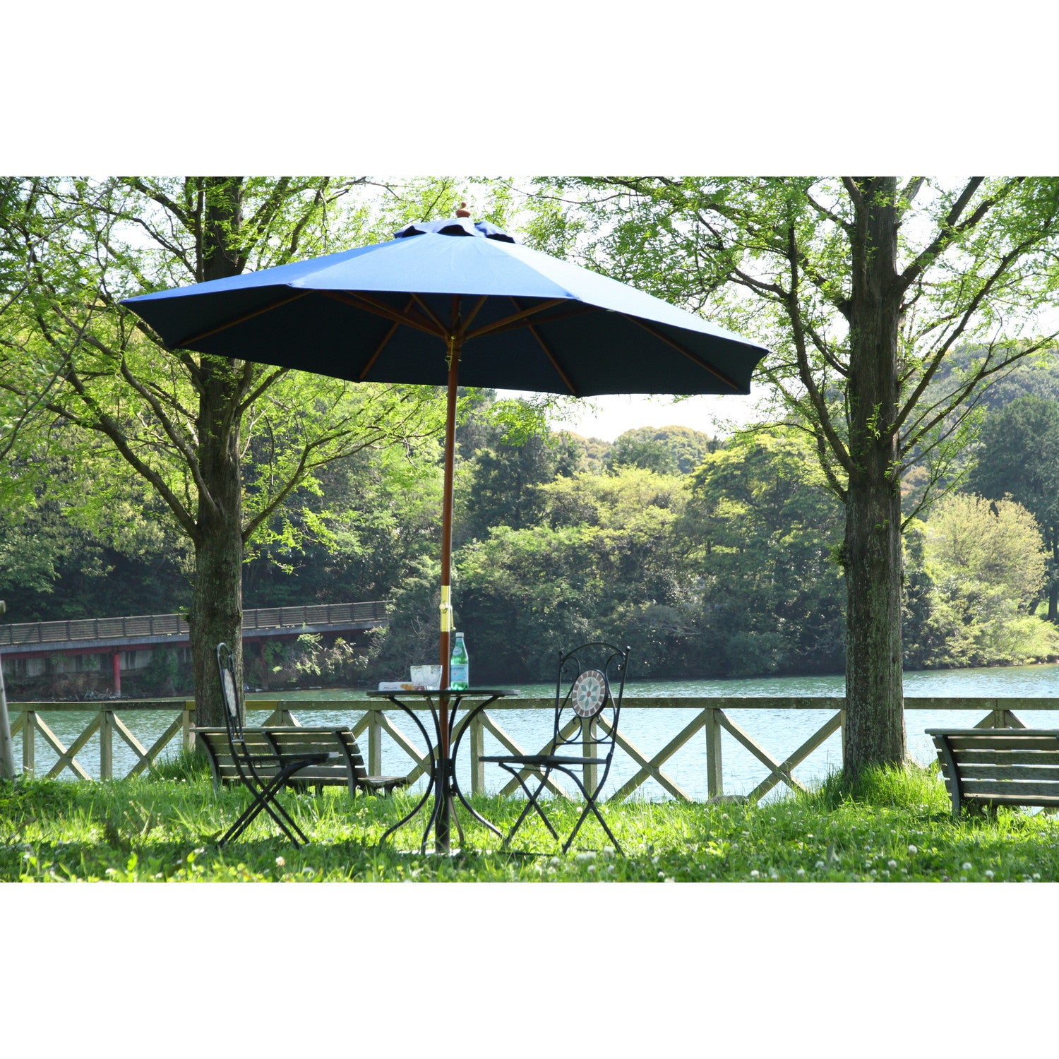 広々とした日陰を作る大型木製パラソル