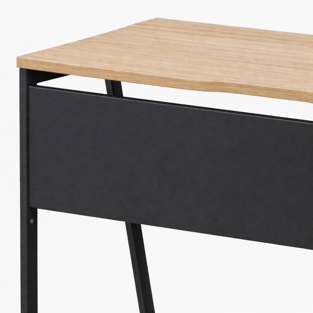 天板と幕板の間に配線を通すためのスペース