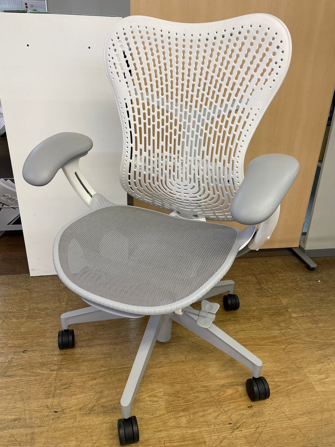 送料別【中古】Herman Miller ハーマンミラー ミラ2 トライフレックスバック オフィスチェア  高級 ハイスペック【オフィス家具市場】