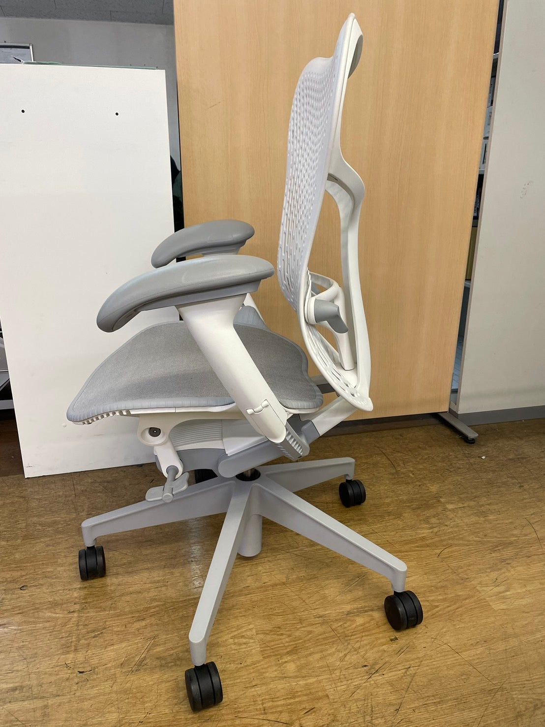 送料別【中古】Herman Miller ハーマンミラー ミラ2 トライフレックスバック オフィスチェア  高級 ハイスペック【オフィス家具市場】