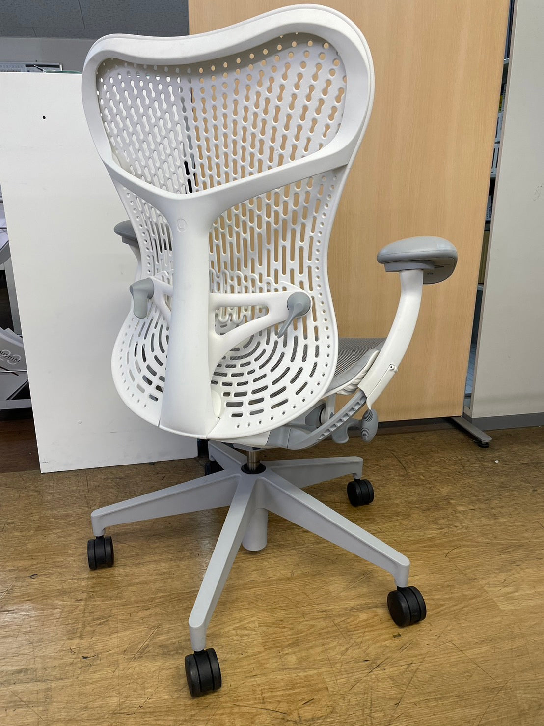 送料別【中古】Herman Miller ハーマンミラー ミラ2 トライフレックスバック オフィスチェア  高級 ハイスペック【オフィス家具市場】