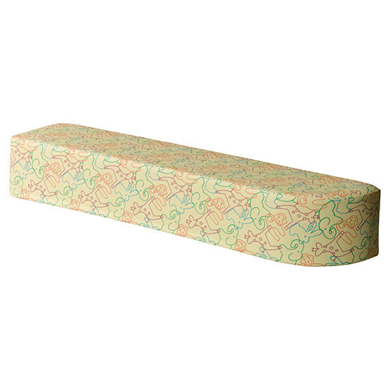 イエローのスツール、医療機関や教育施設、商業施設のキッズルーム、プレイルームで子供向けの安心するイラストデザイン