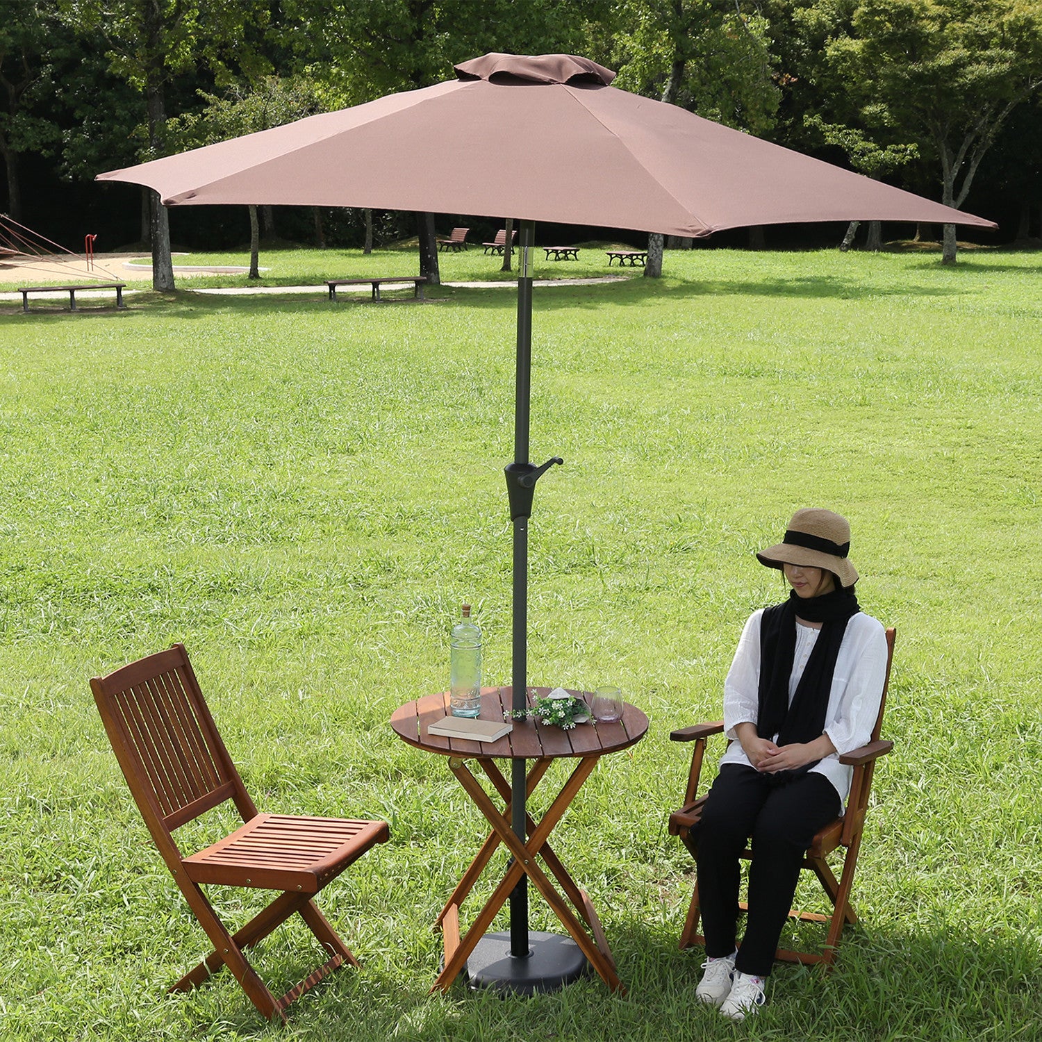 屋外インテリアとしても映えるデザインのパラソル240cm