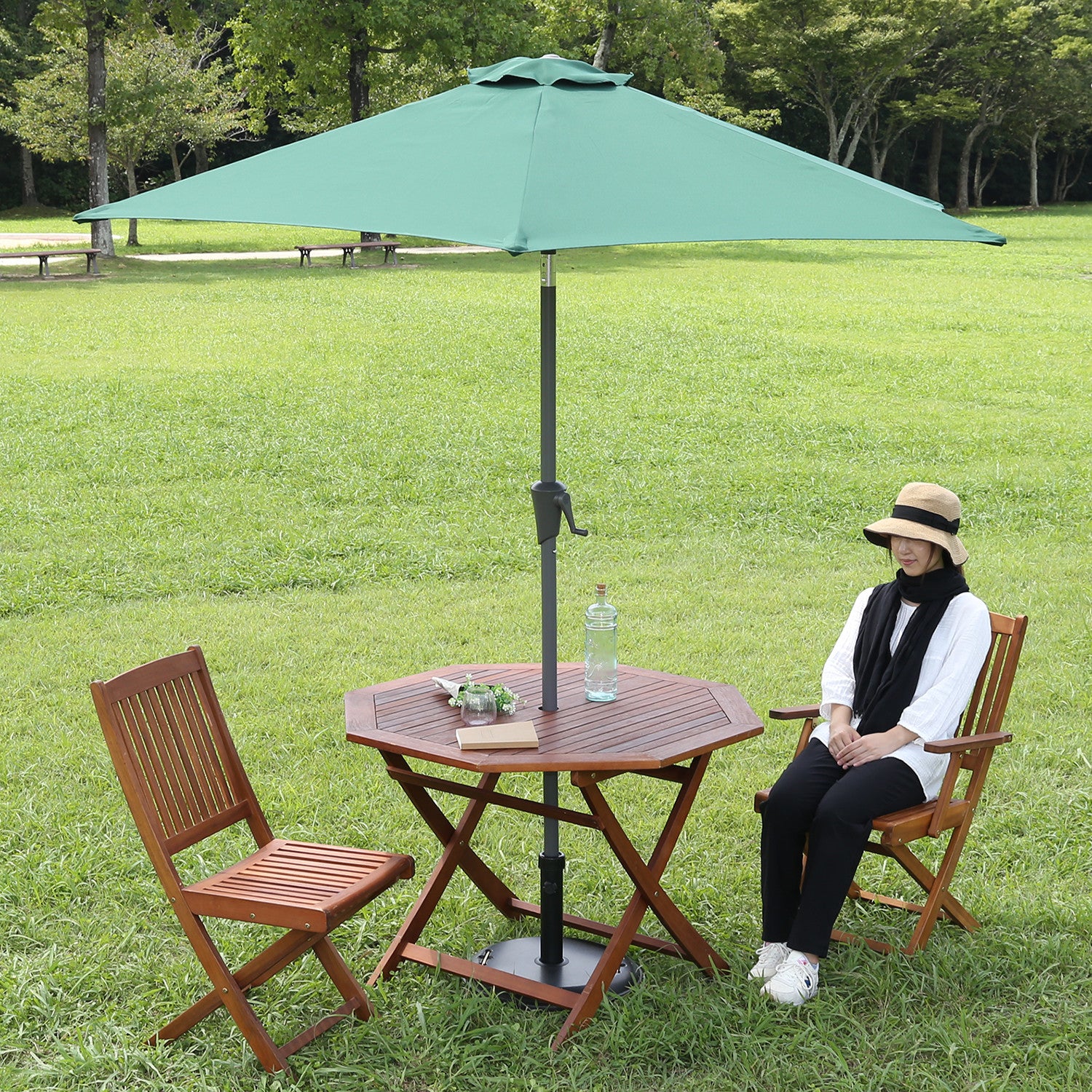 バルコニーやパティオにも設置しやすいサイズのパラソル