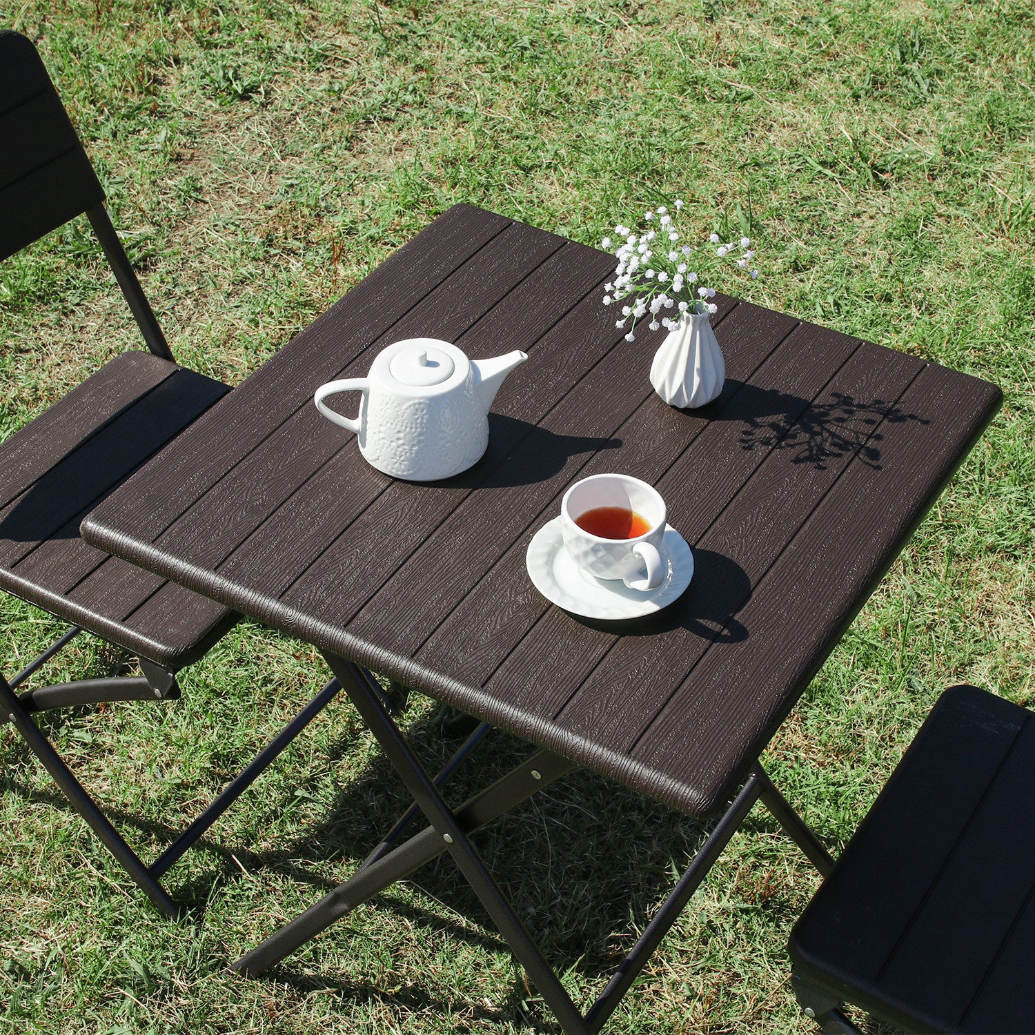 屋外でも安心して使える耐久性があるガーデンテーブル