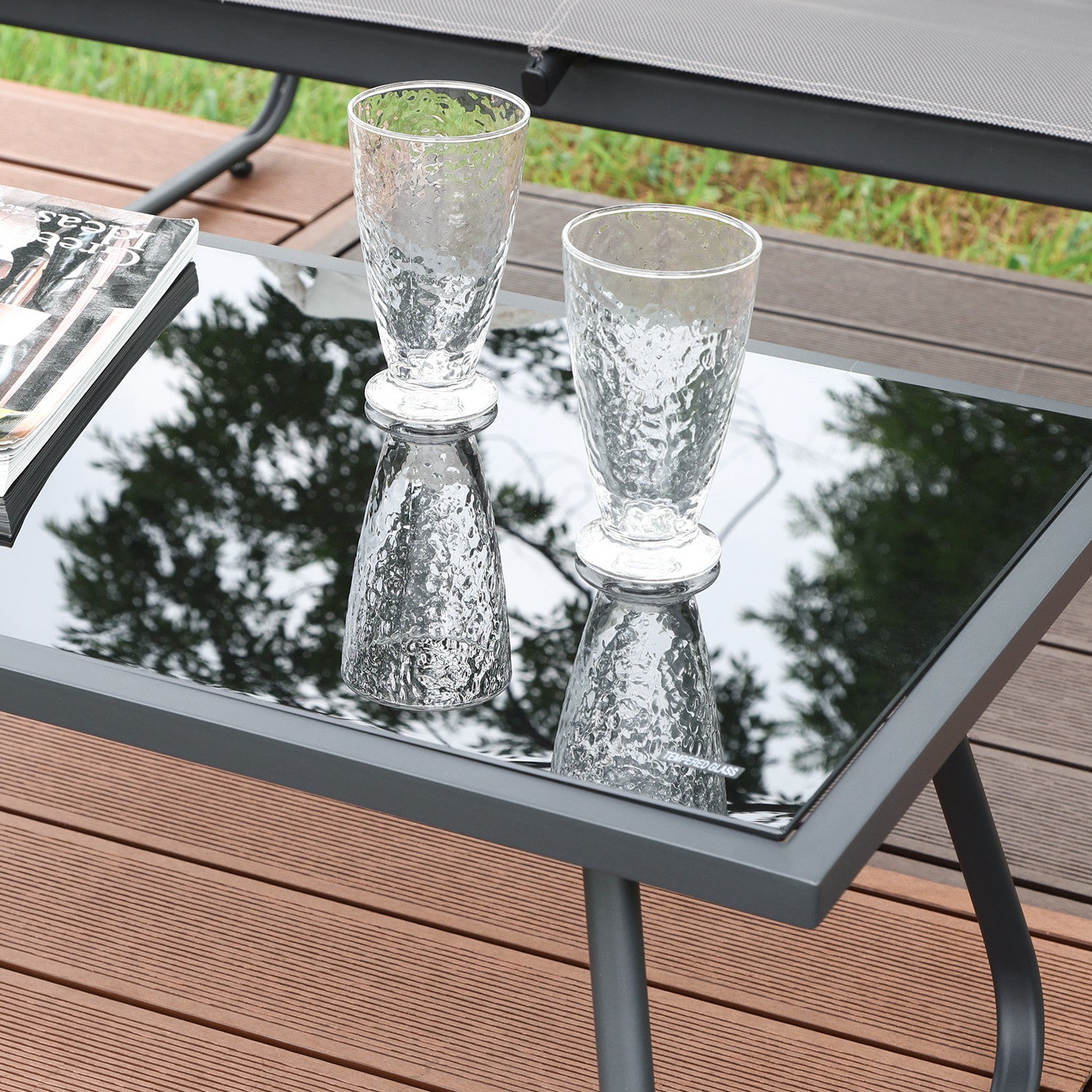 バルコニーでも使いやすいコンパクト設計のガラステーブル