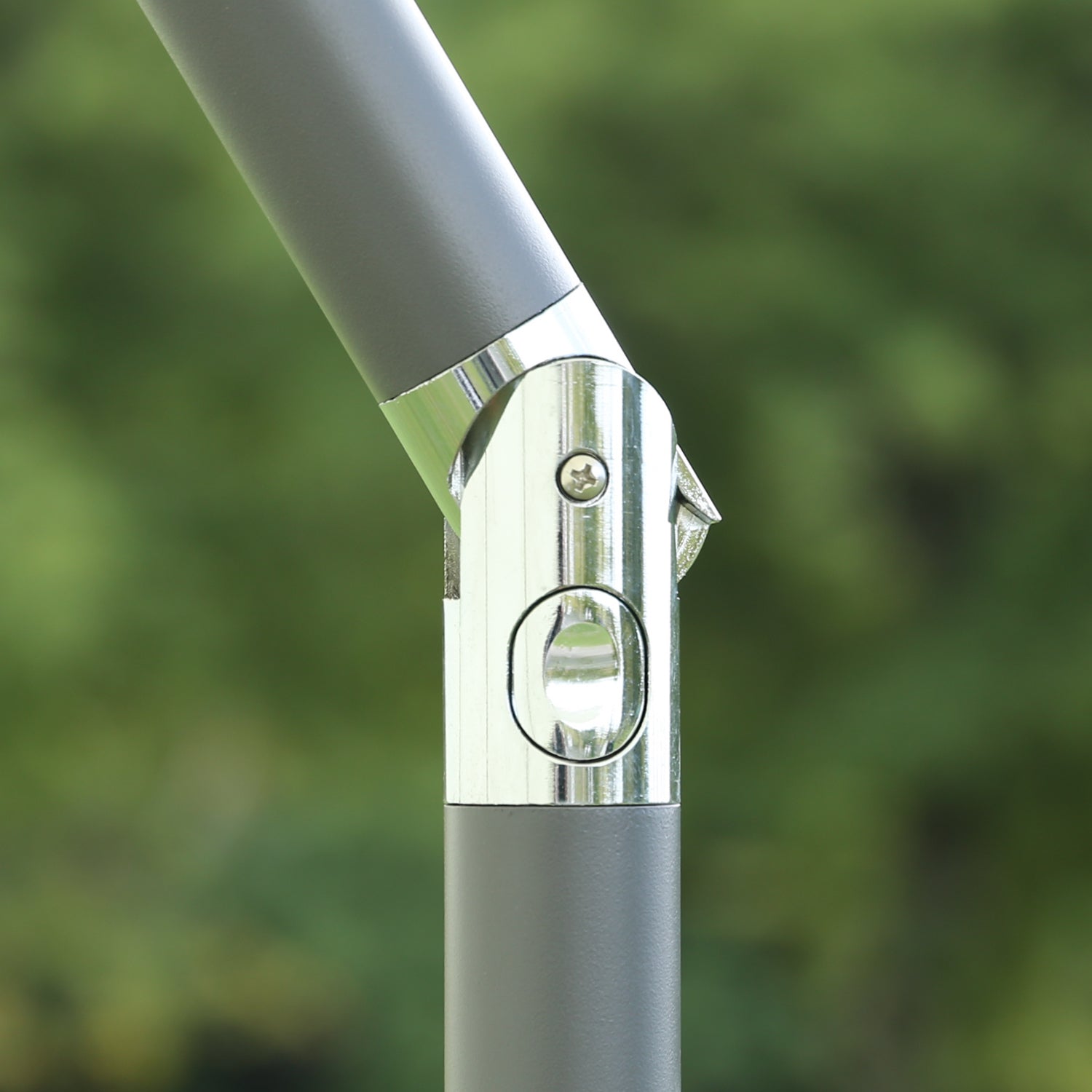 ベランダや小スペースにも設置しやすい設計のチルト機能付き