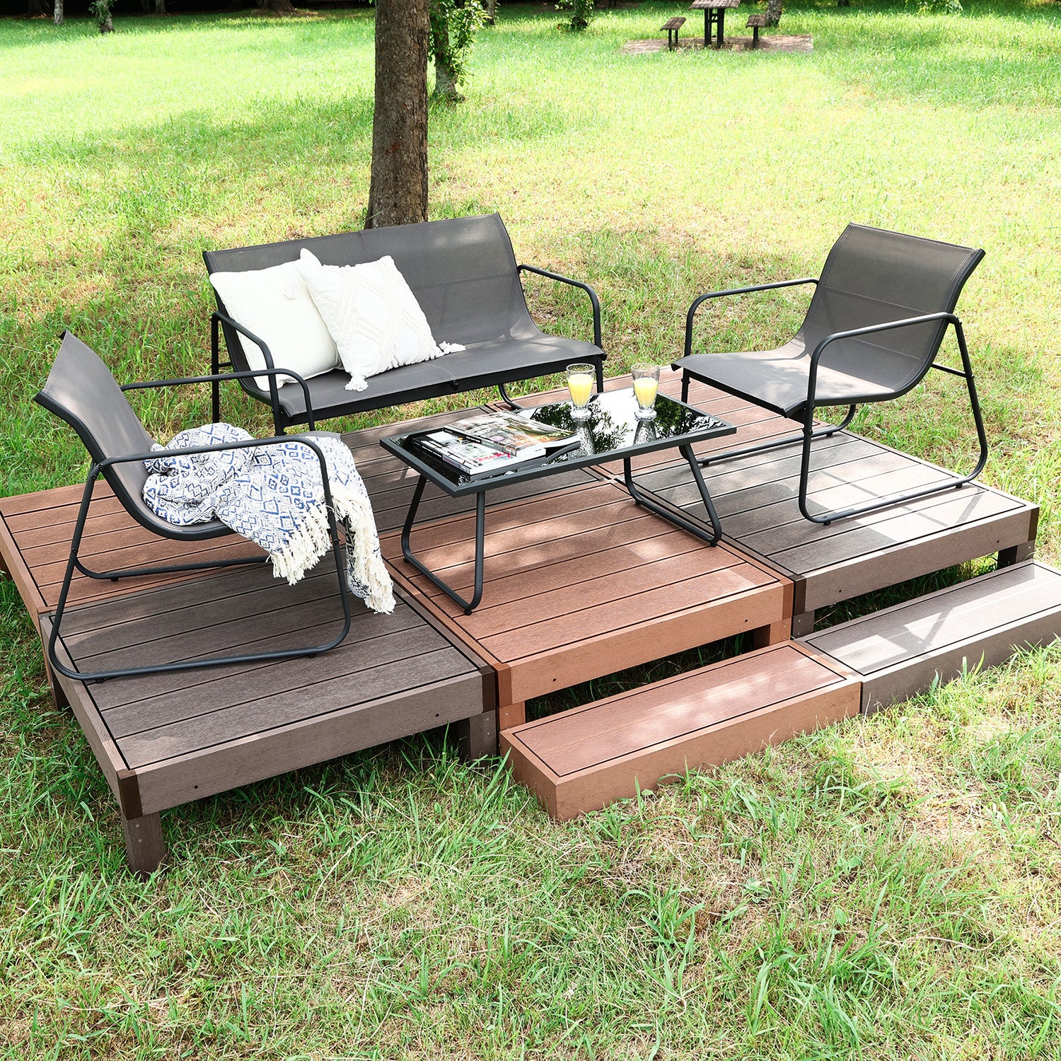 ソファとテーブルで快適な空間を作れるガーデン家具セット