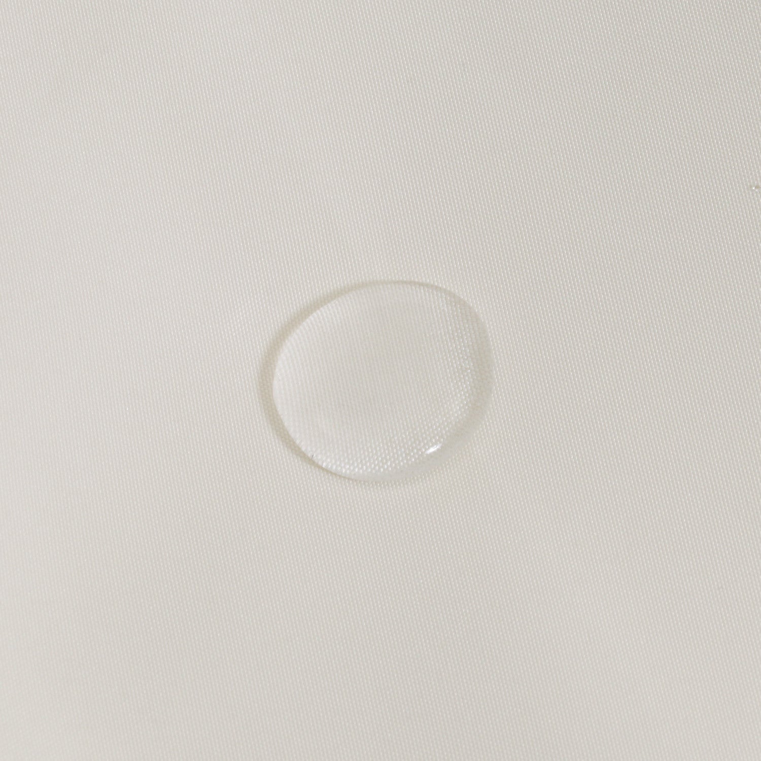 庭やテラスに自然になじむシンプルデザインのポリエステル素材パラソル