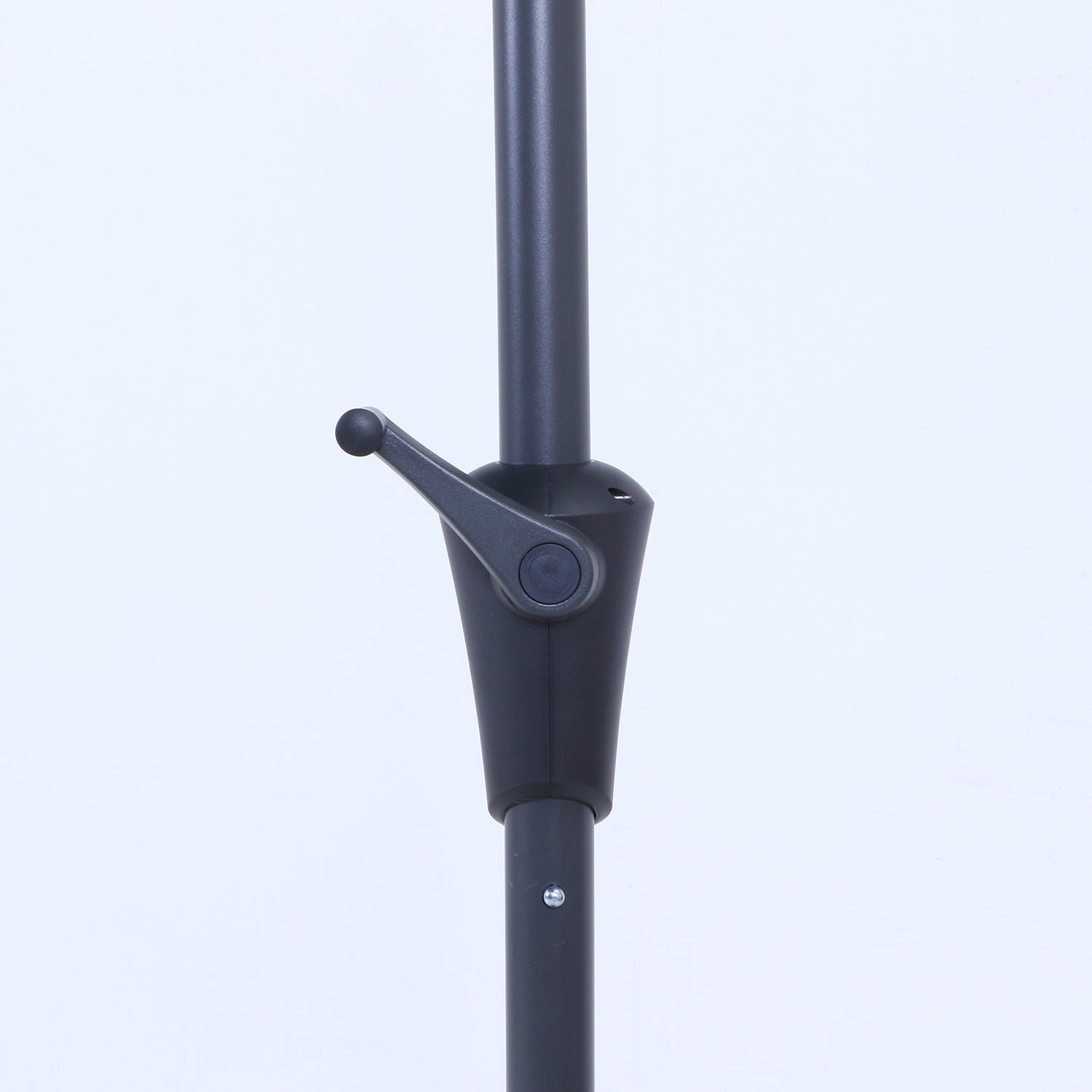 スタイリッシュな半円形で空間に馴染むパラソル