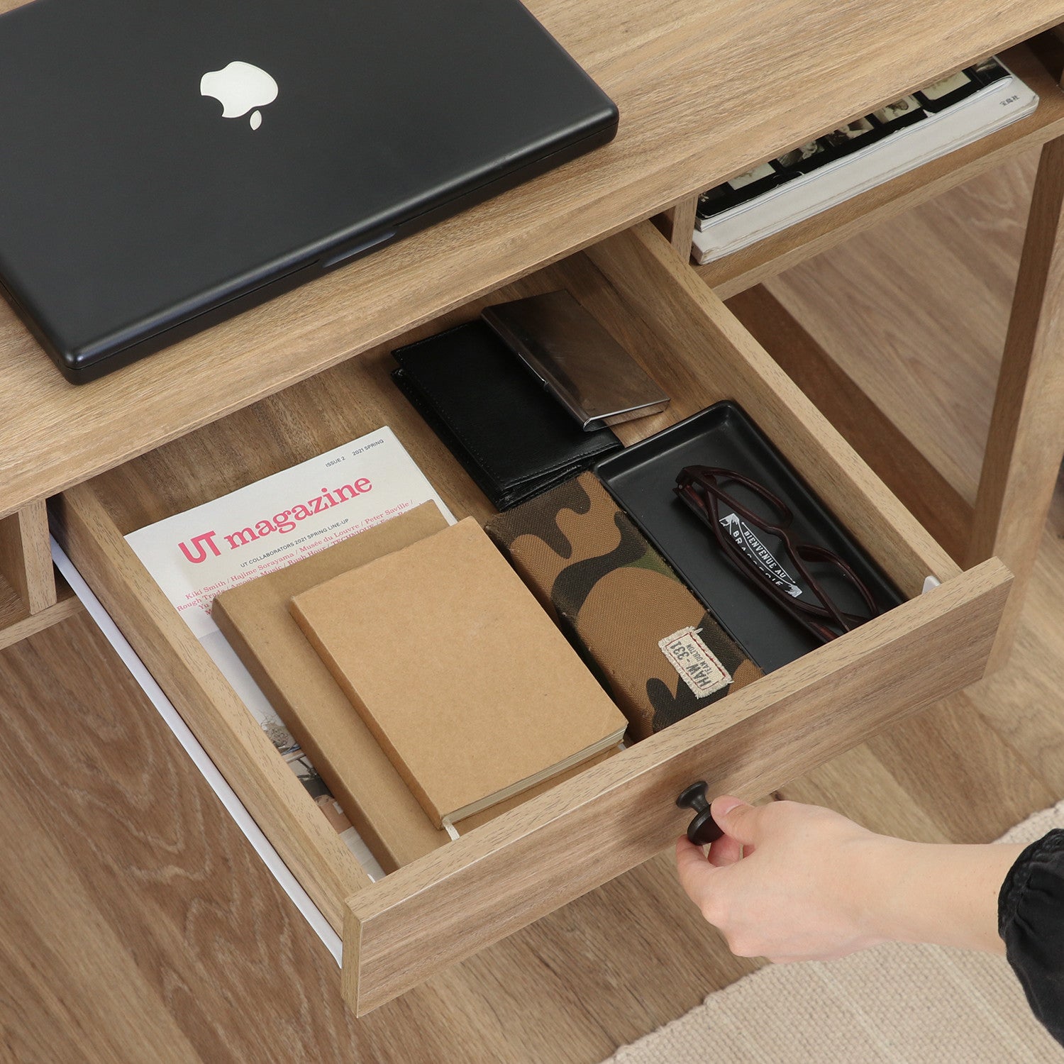 引き出し付きで小物をすっきり収納できるデスク