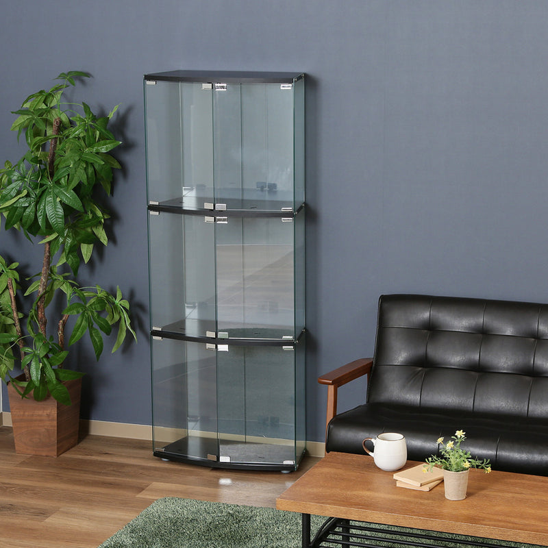 リビング収納　インテリア家具　透明感のあるガラス