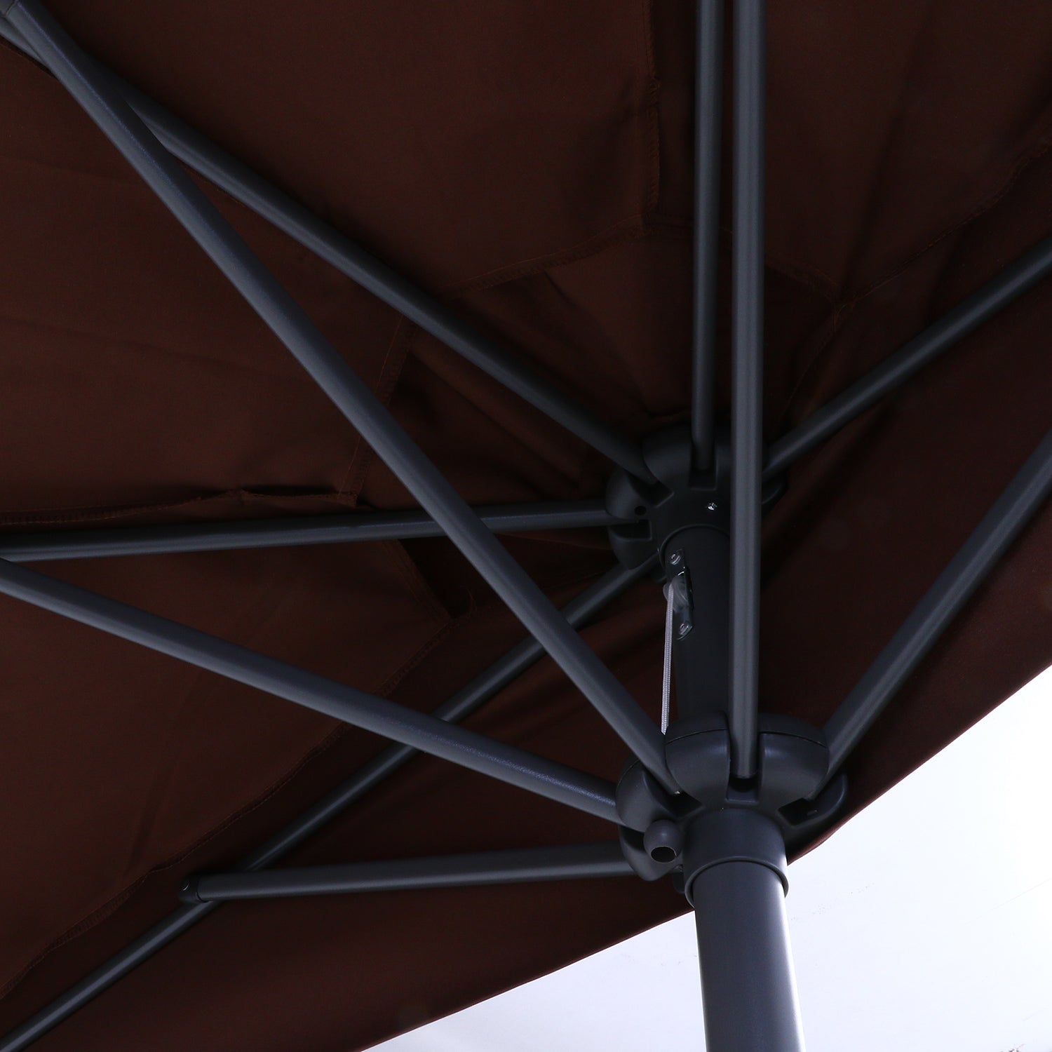 住宅から店舗まで幅広く対応する半円パラソル