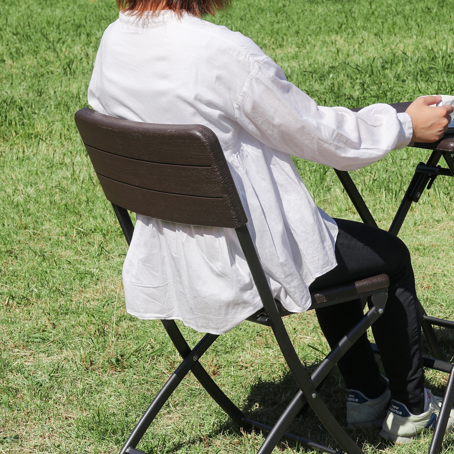 シンプルでどんな空間にもなじむ木目調折りたたみチェア