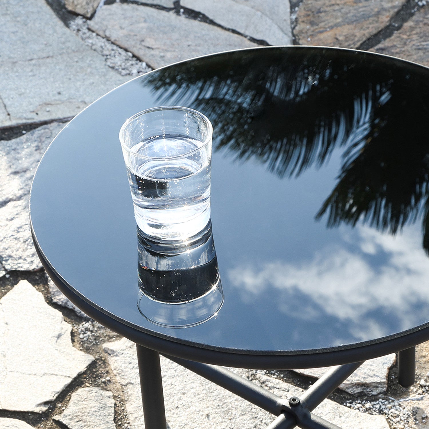 ガラス天板が景色を美しく映し出すテーブル