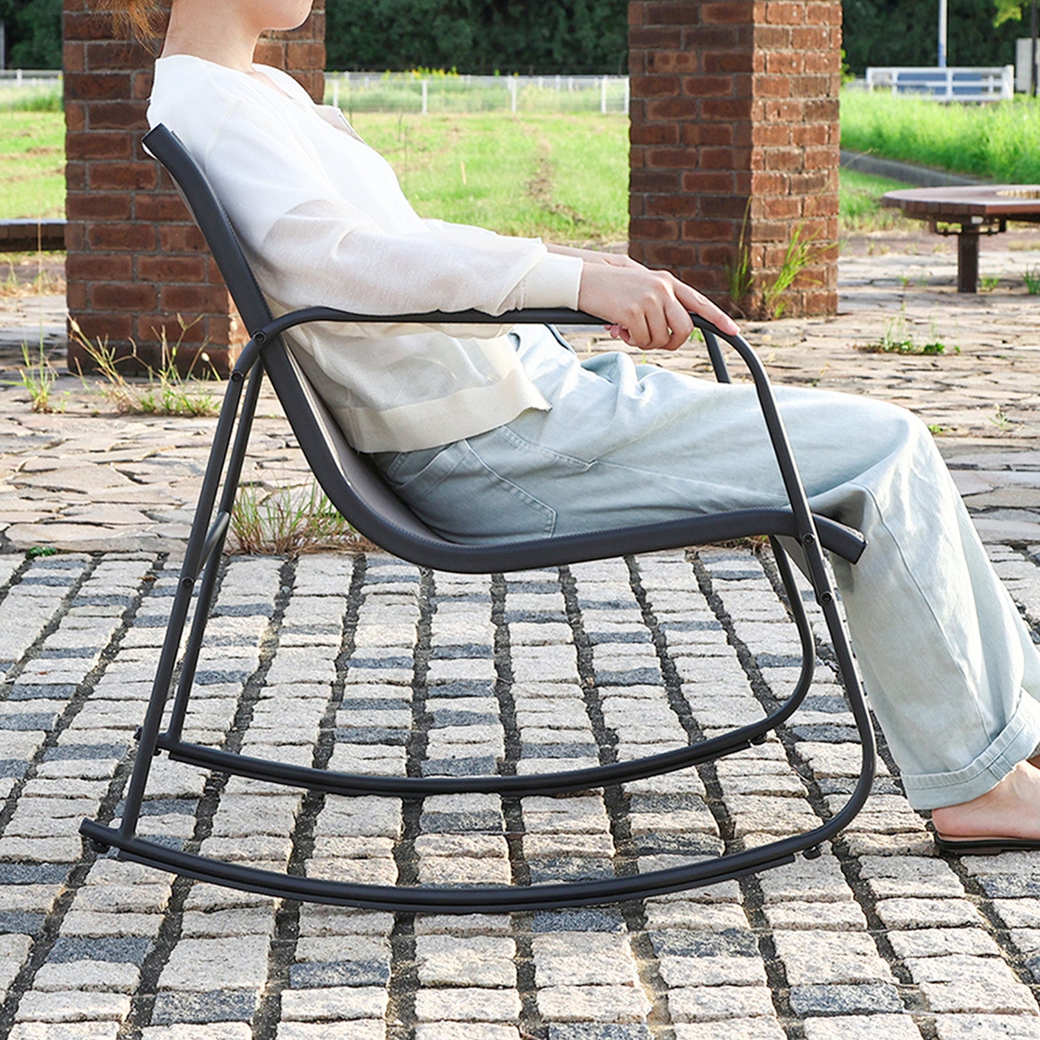 軽やかな雰囲気で空間を明るくするロッキングチェア