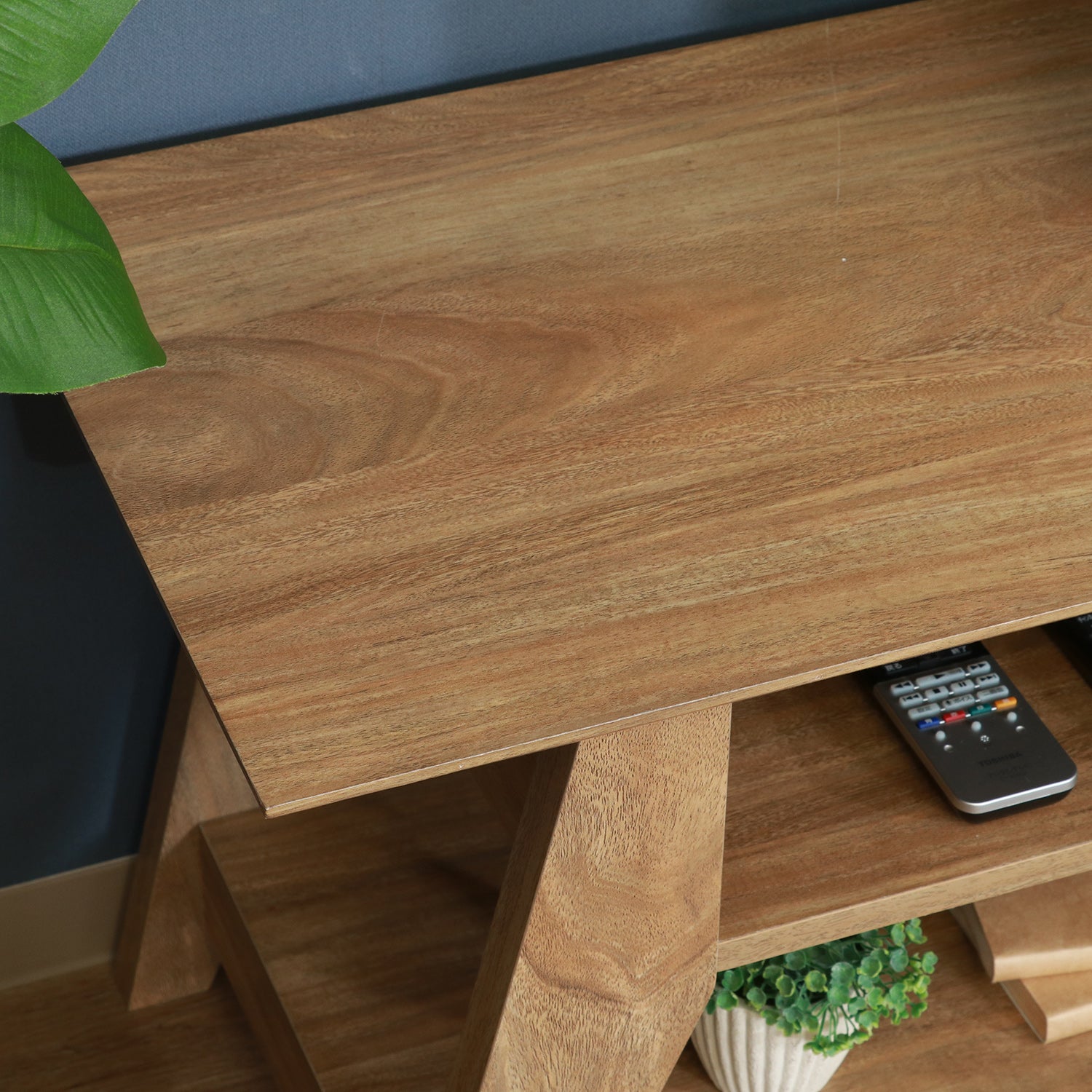 取り出しやすいオープン収納付きローデスク