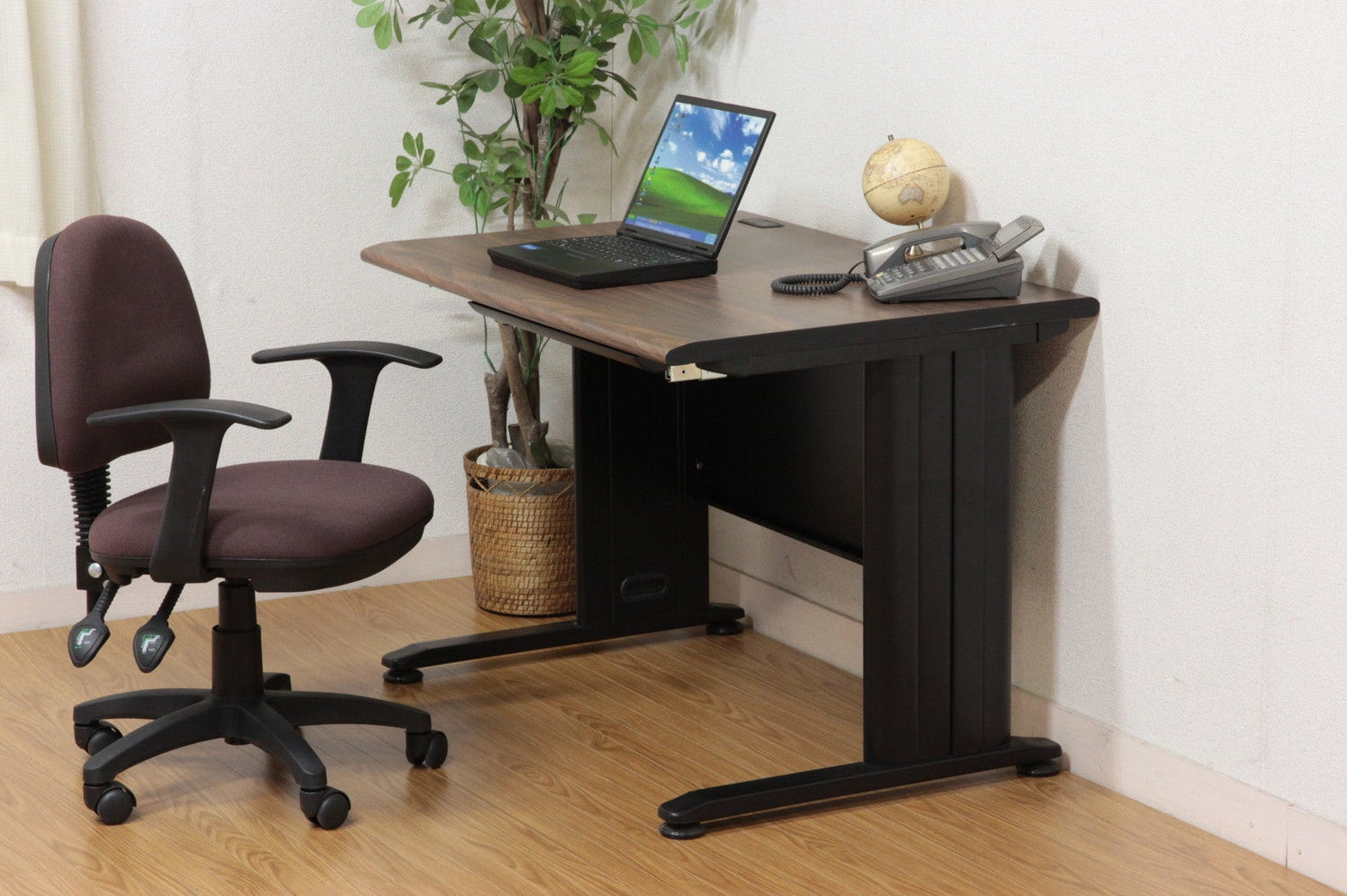 コード穴付きで配線を整理できるワークデスク