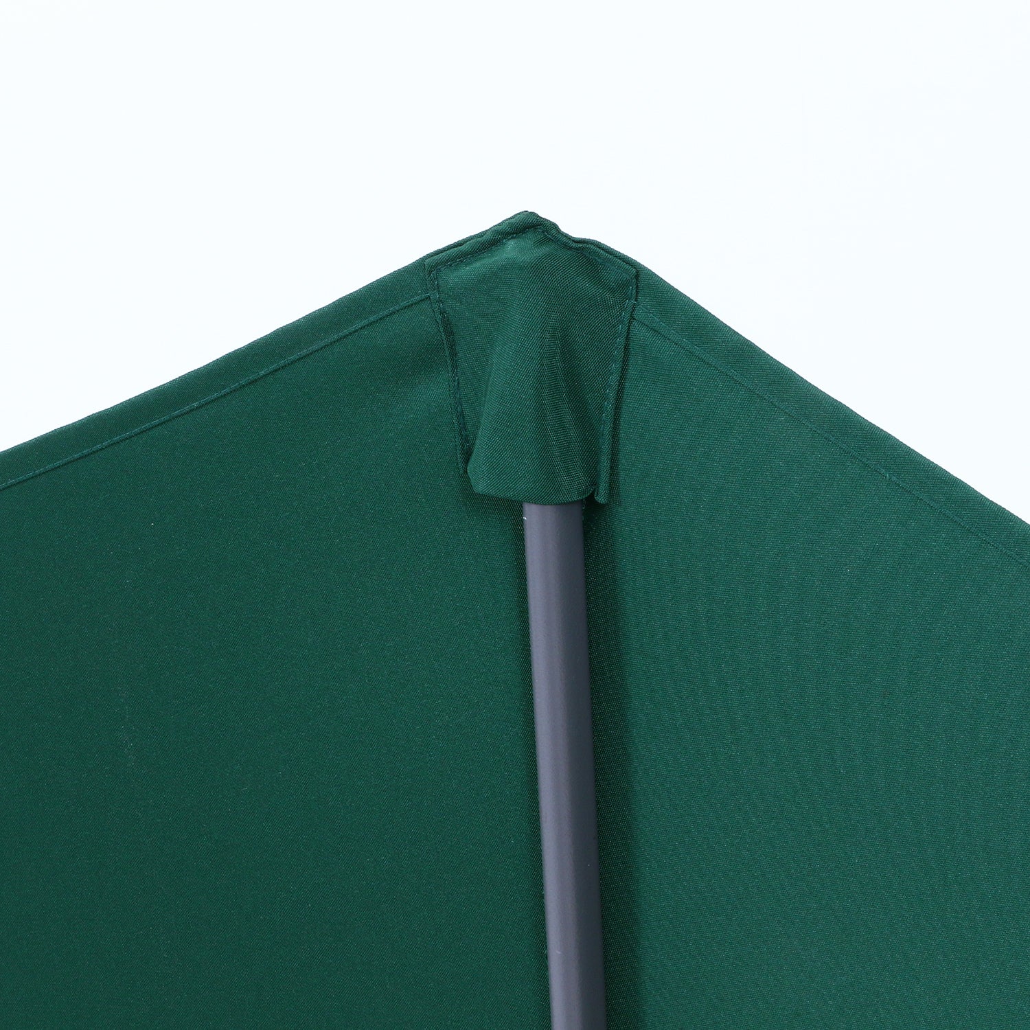 限られたスペースを有効活用できるハーフデザインのパラソル