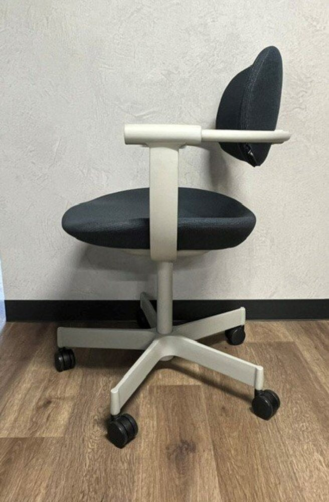 5本脚キャスターでスムーズに移動できる中古オフィスチェア