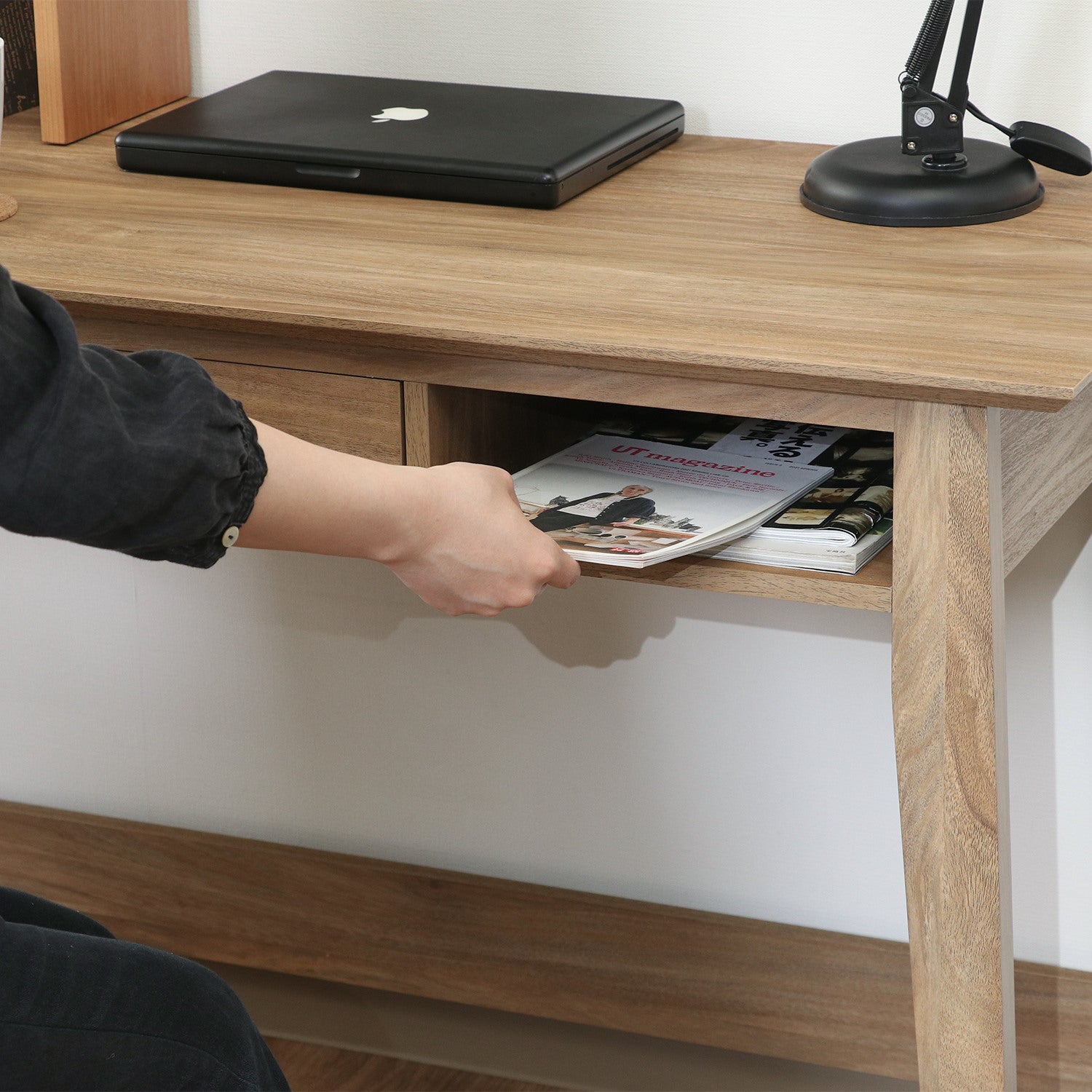 オープン収納で使いやすいデザインのデスク