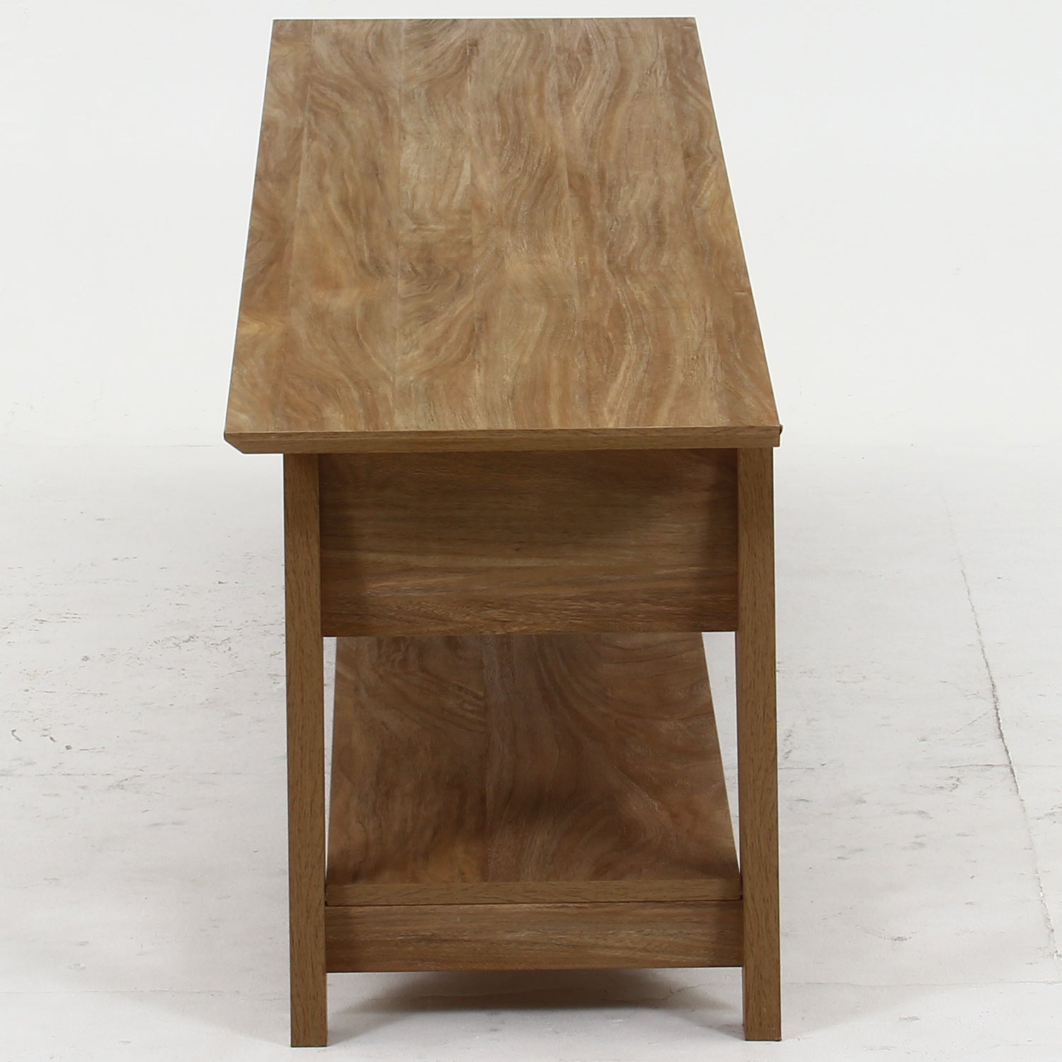 作業と収納を両立する機能的な木目調デスク