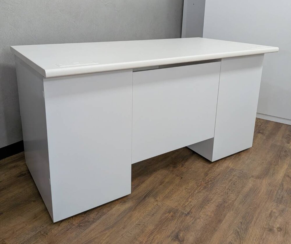 事務用品や文房具を整理しやすいナイキ製の中古両袖デスク