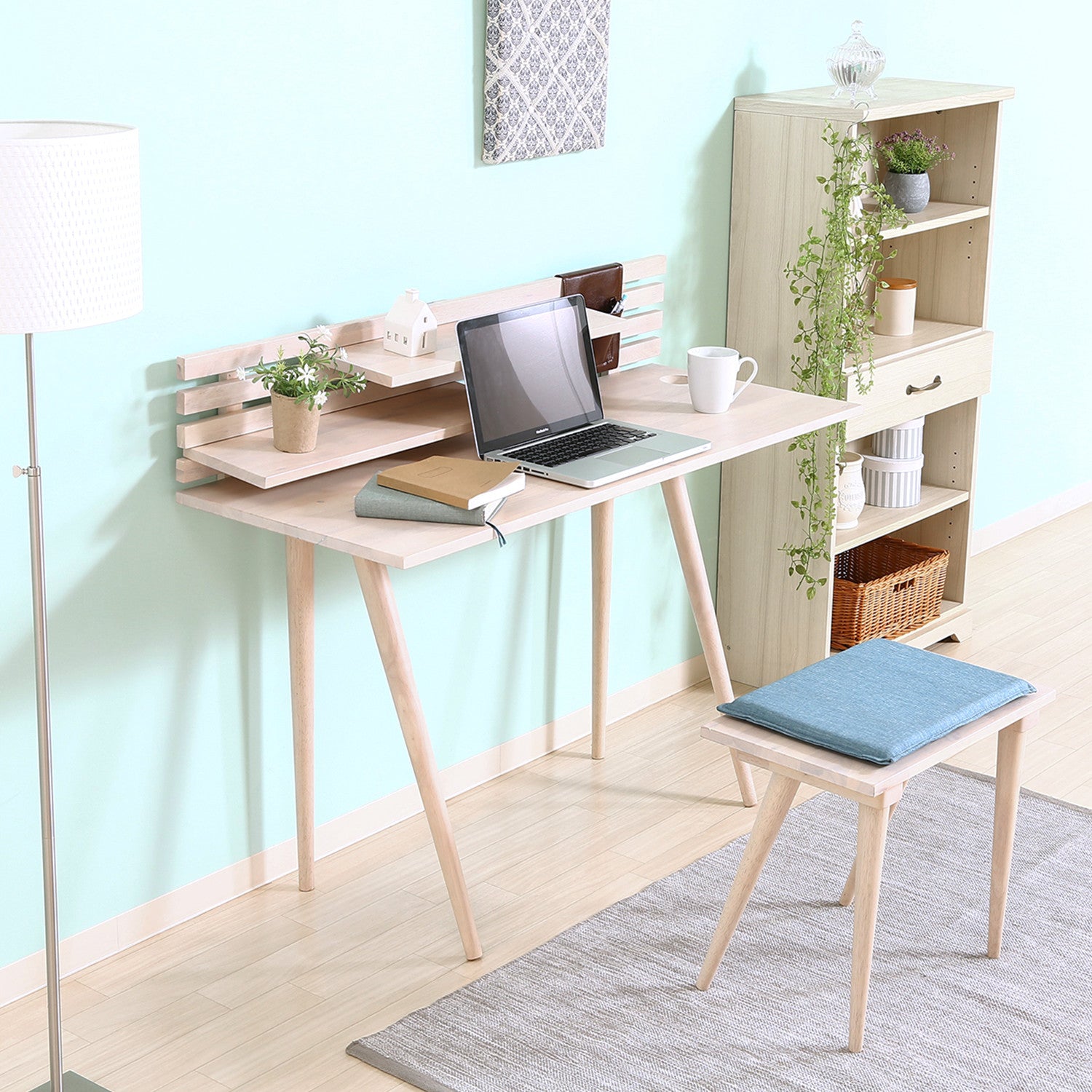 リビングにもなじむナチュラルなデザインのデスクセット