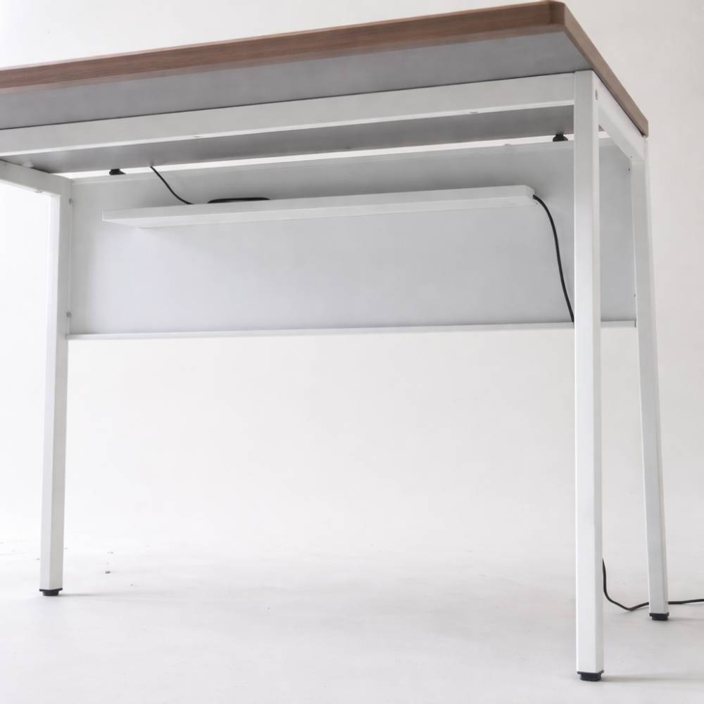 配線をフラップ下に収納できる配線トレー付きデスク