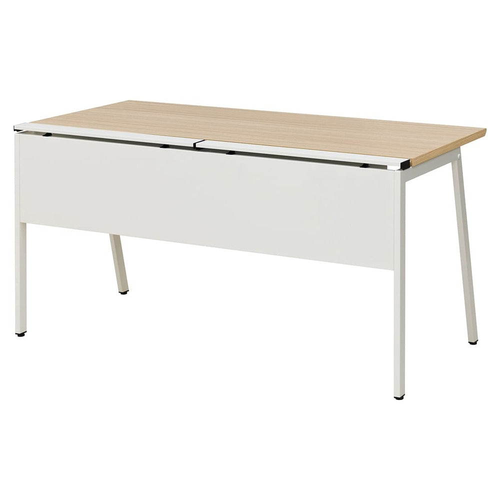 足元まで整った印象を保てる配線カバー付きデスク