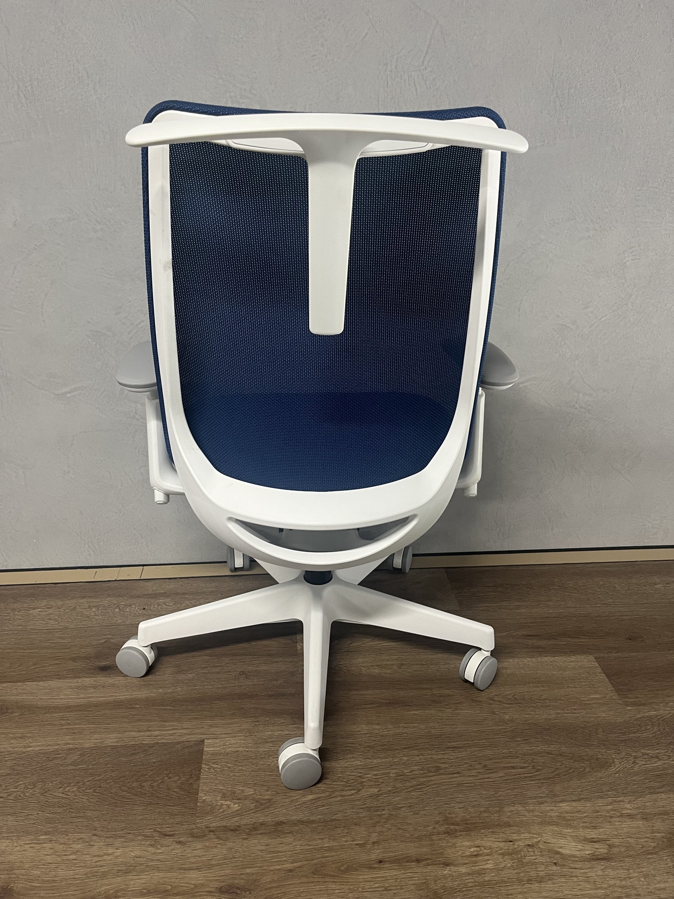 オカムラ ポータム 中古オフィスチェア ブルー ホワイトボディ 背面