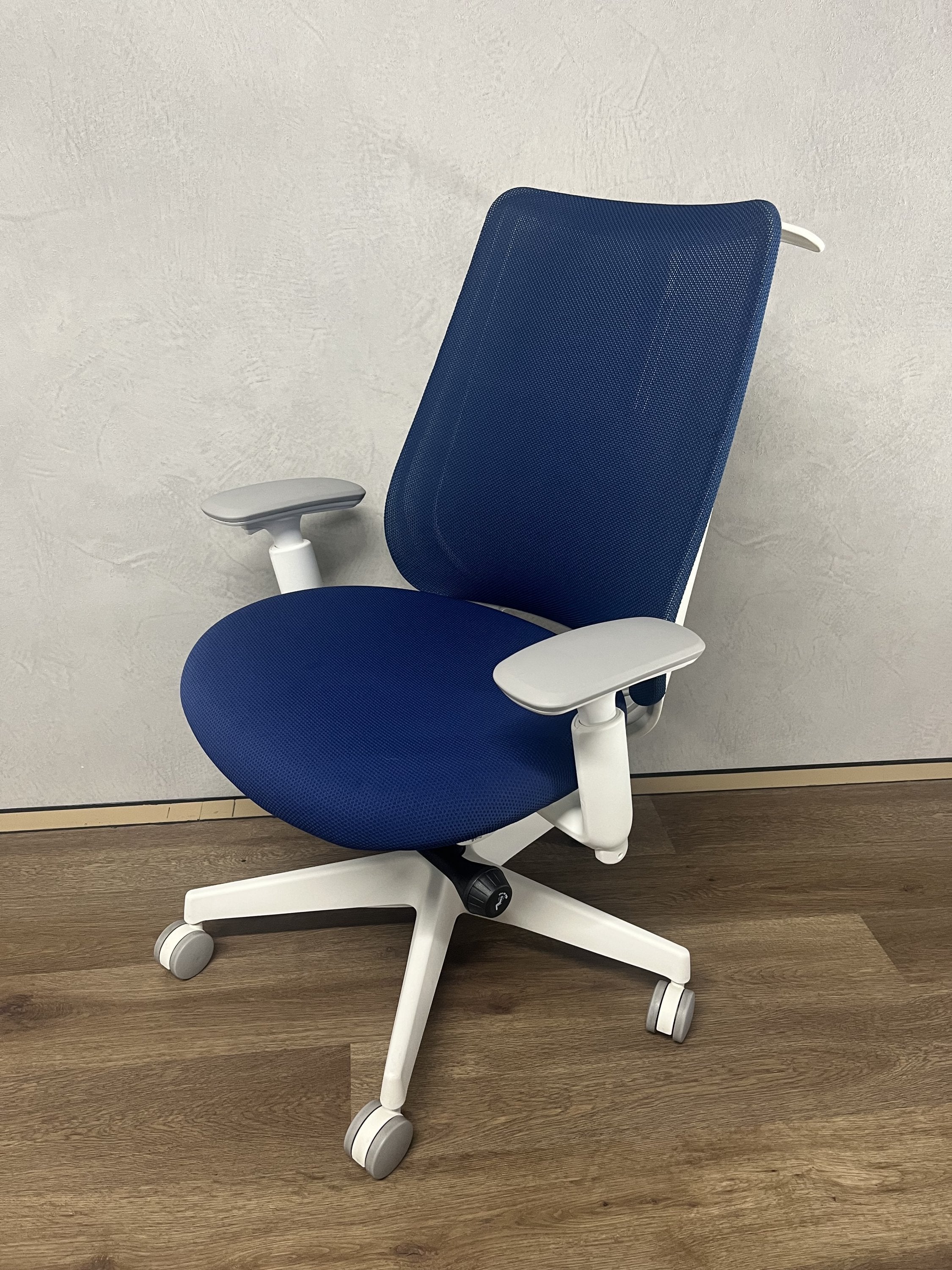 オカムラ ポータム 中古オフィスチェア ブルー×ホワイト 背メッシュ 正面