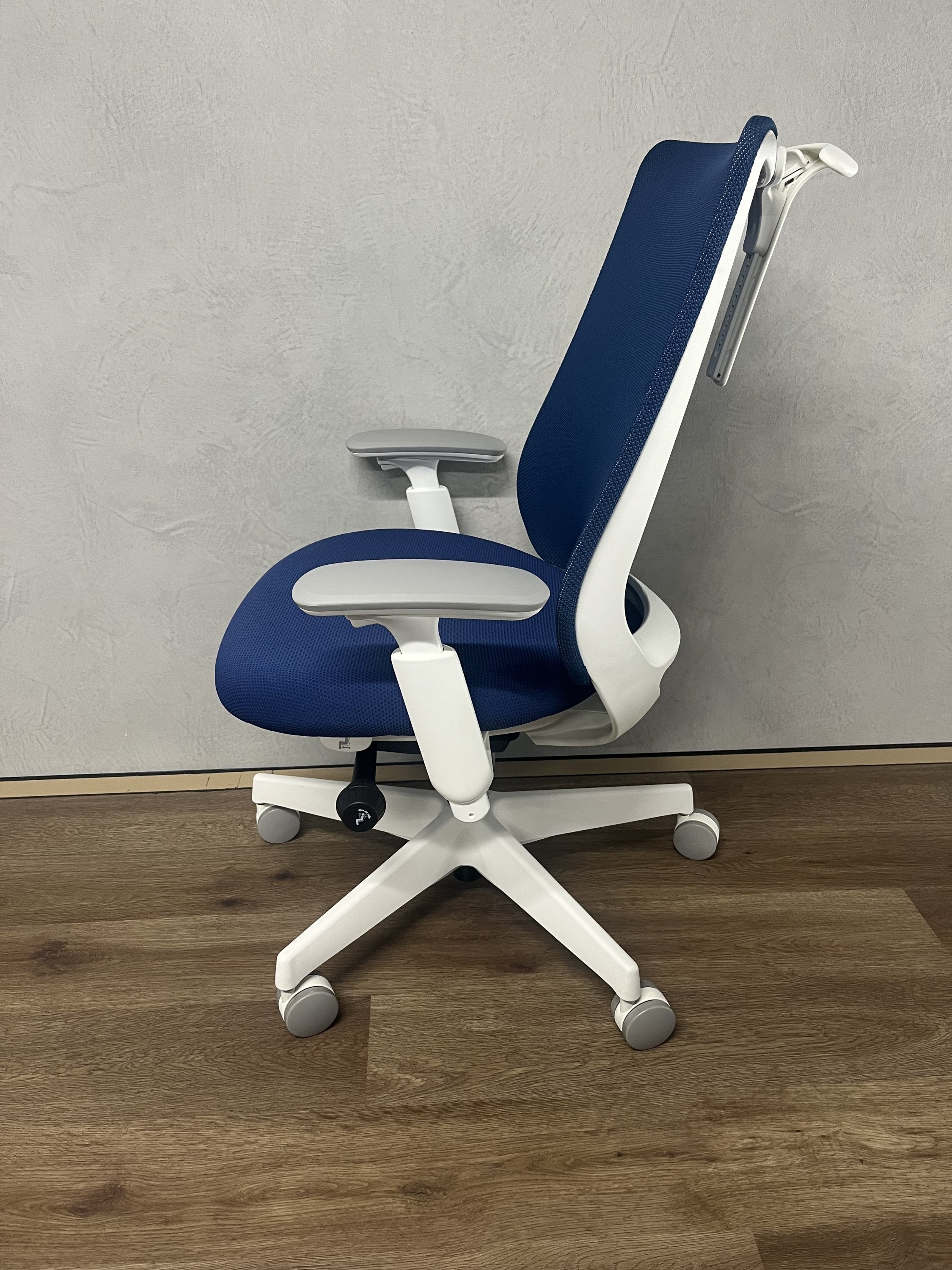 オカムラ ポータム 中古オフィスチェア ブルー 肘付き 左側面