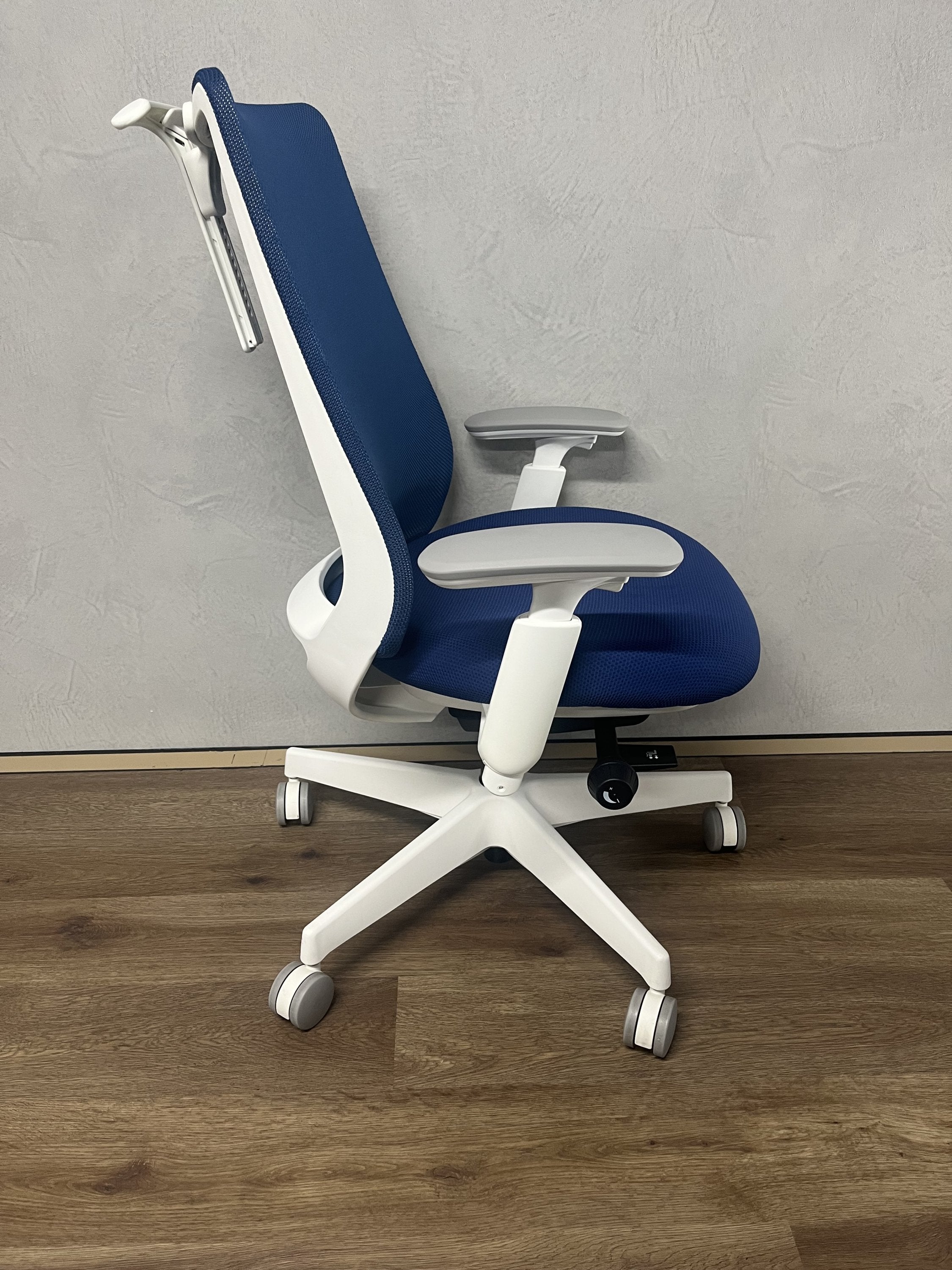 オカムラ ポータム 中古オフィスチェア ブルー 肘付き 右側面