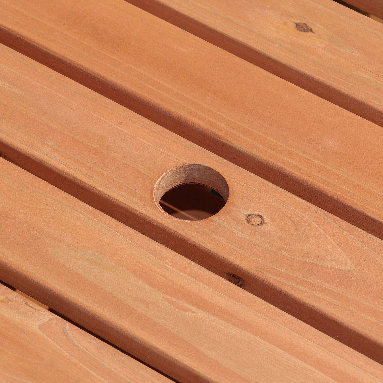 日差し対策も安心するパラソルホール付きテーブルセット