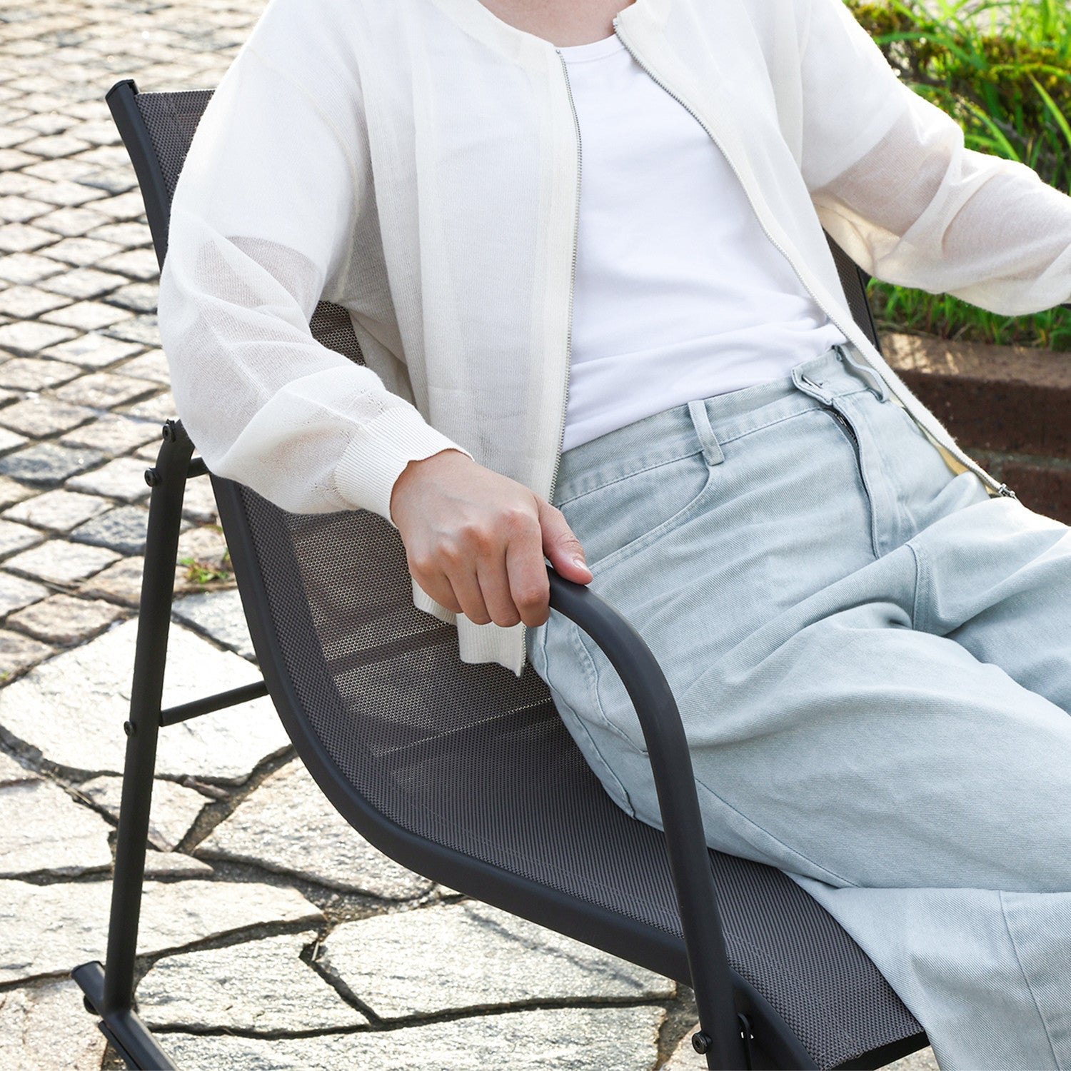 屋外でも快適に過ごせる設計のガーデンチェア